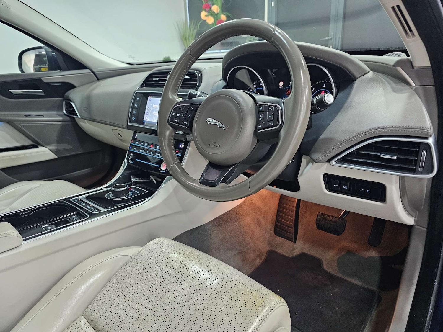 Used Jaguar XE 2017 for sale - 76972341: Photo 10