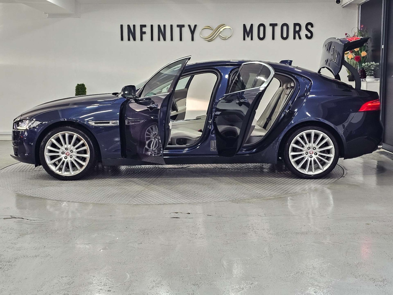 Used Jaguar XE 2017 for sale - 76972341: Photo 41