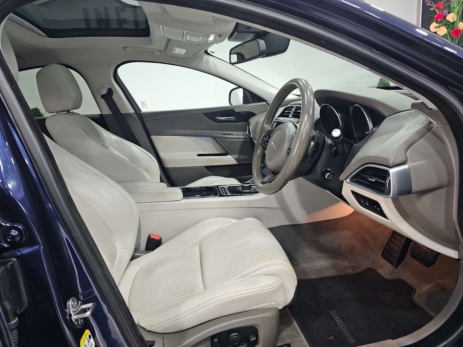 Used Jaguar XE 2017 for sale - 76972341: Photo 5