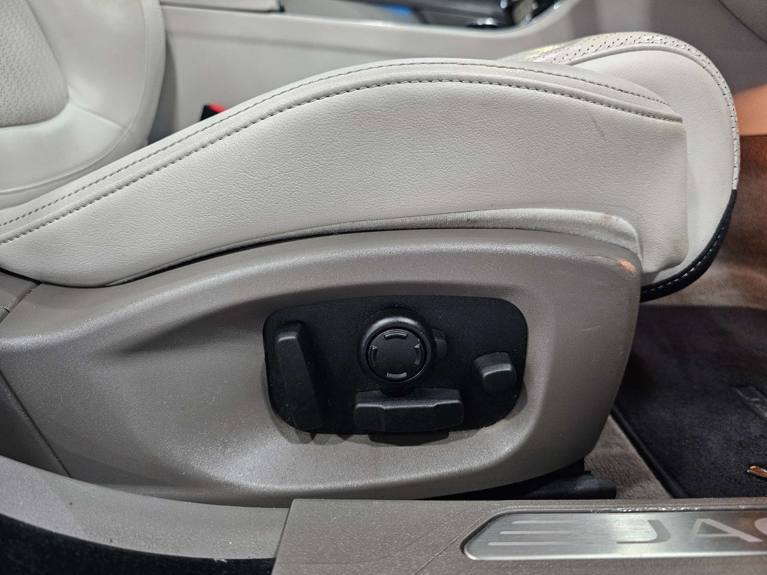 Used Jaguar XE 2017 for sale - 76972341: Photo 53