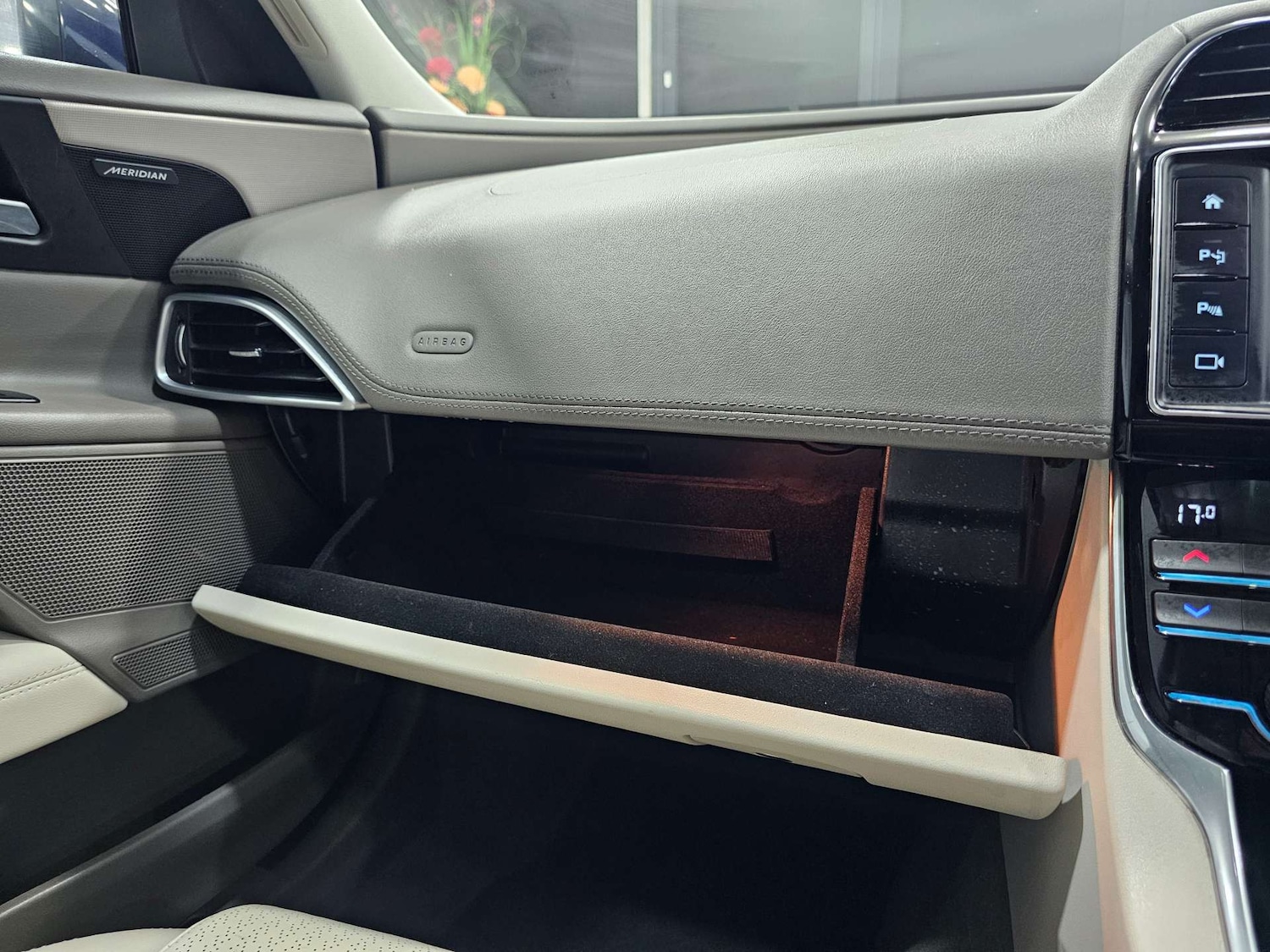 Used Jaguar XE 2017 for sale - 76972341: Photo 73