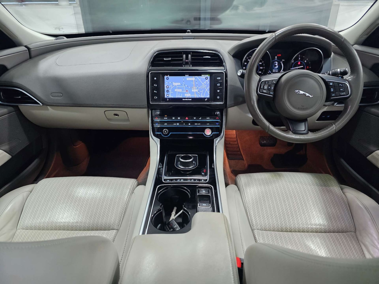 Used Jaguar XE 2017 for sale - 76972341: Photo 81