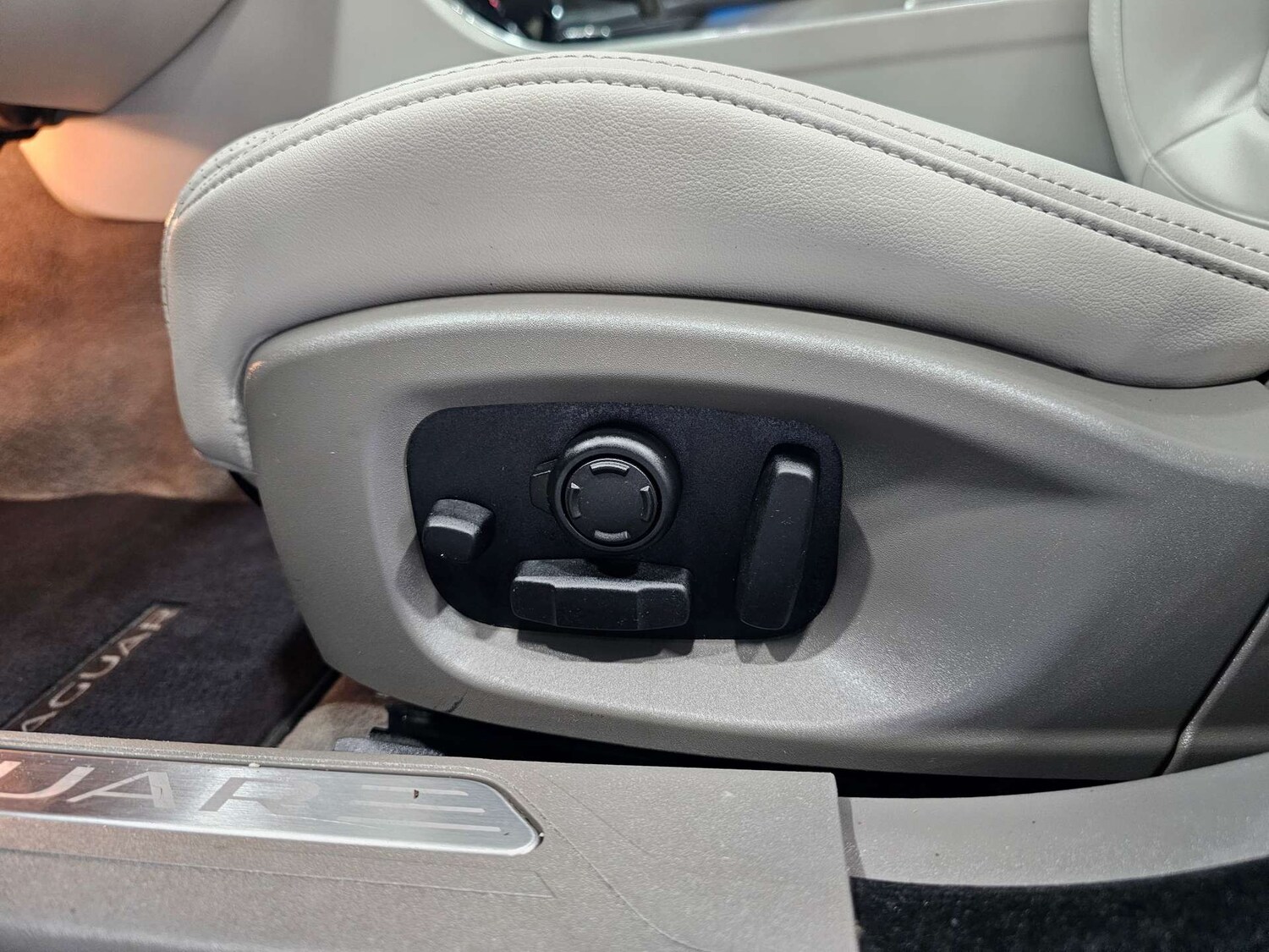 Used Jaguar XE 2017 for sale - 76972341: Photo 89