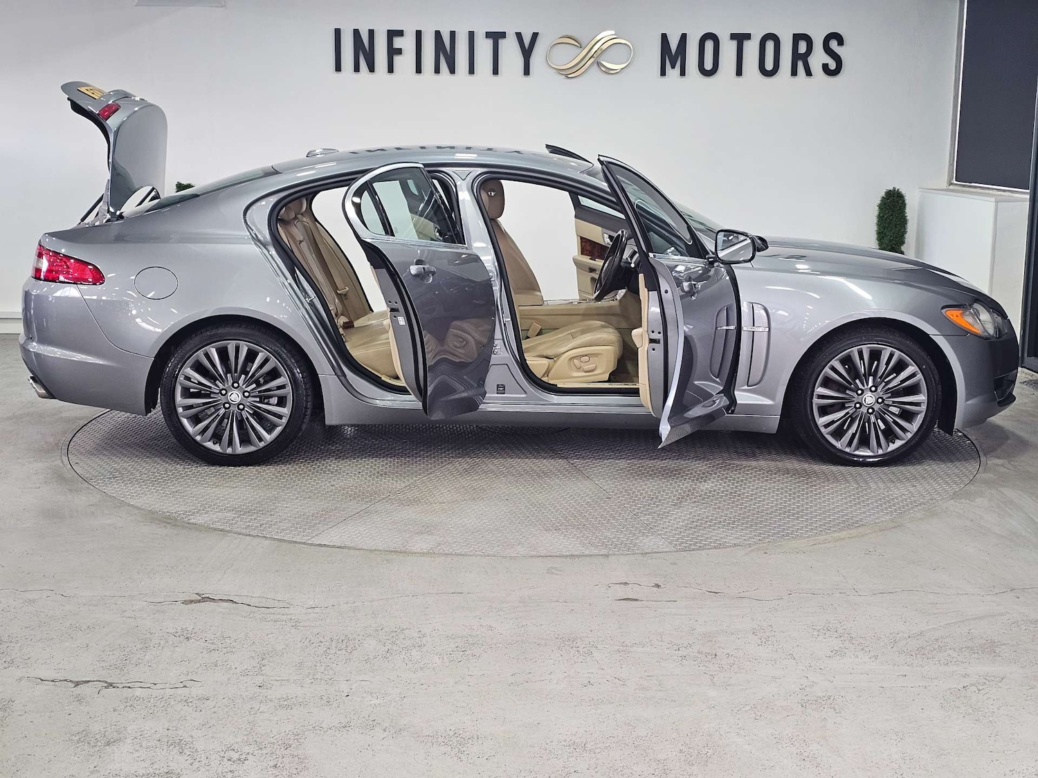 Used Jaguar XF 2010 for sale - 76972368: Photo 40