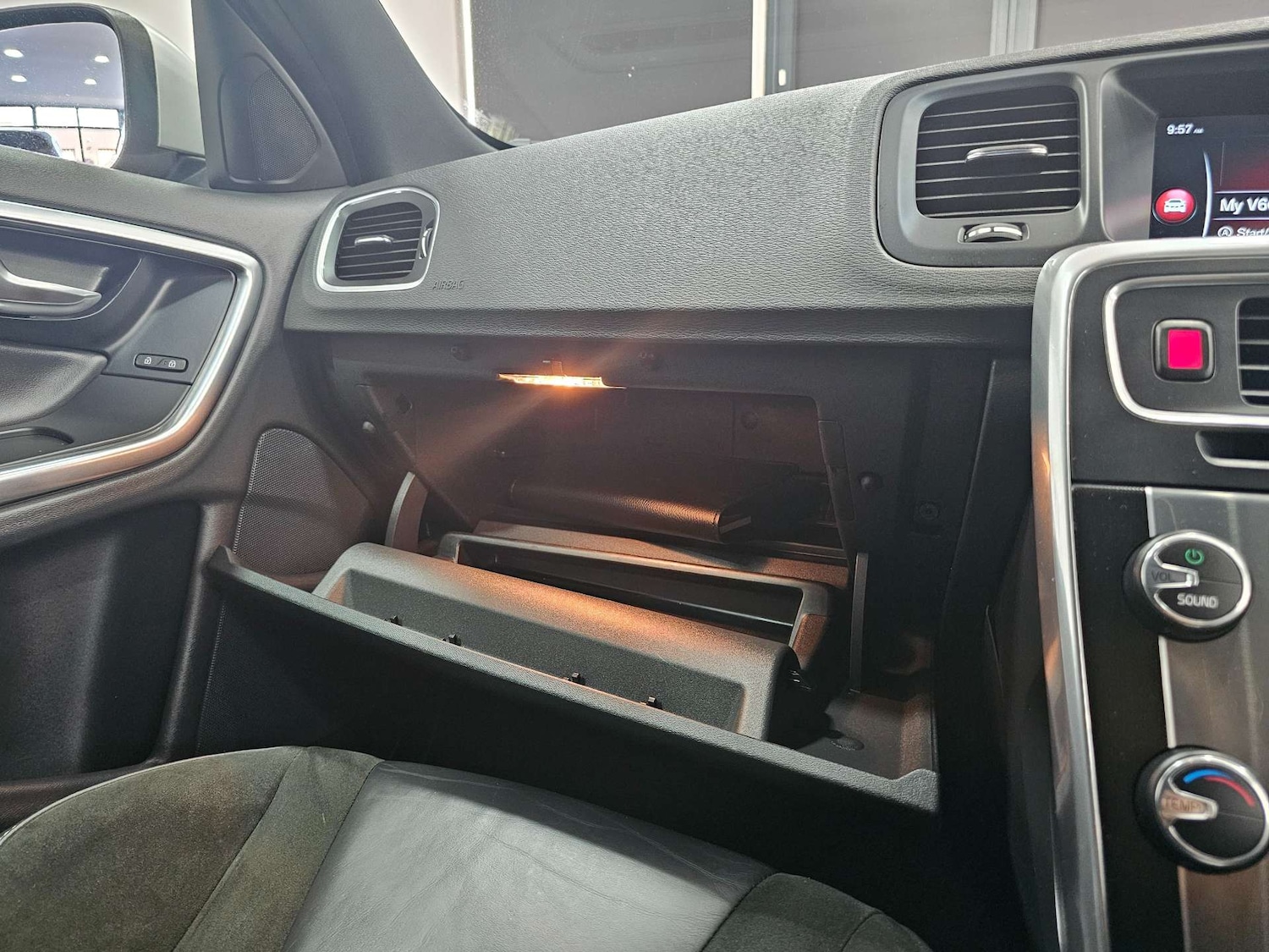 Used Volvo V60 2016 for sale - 77836346: Photo 71