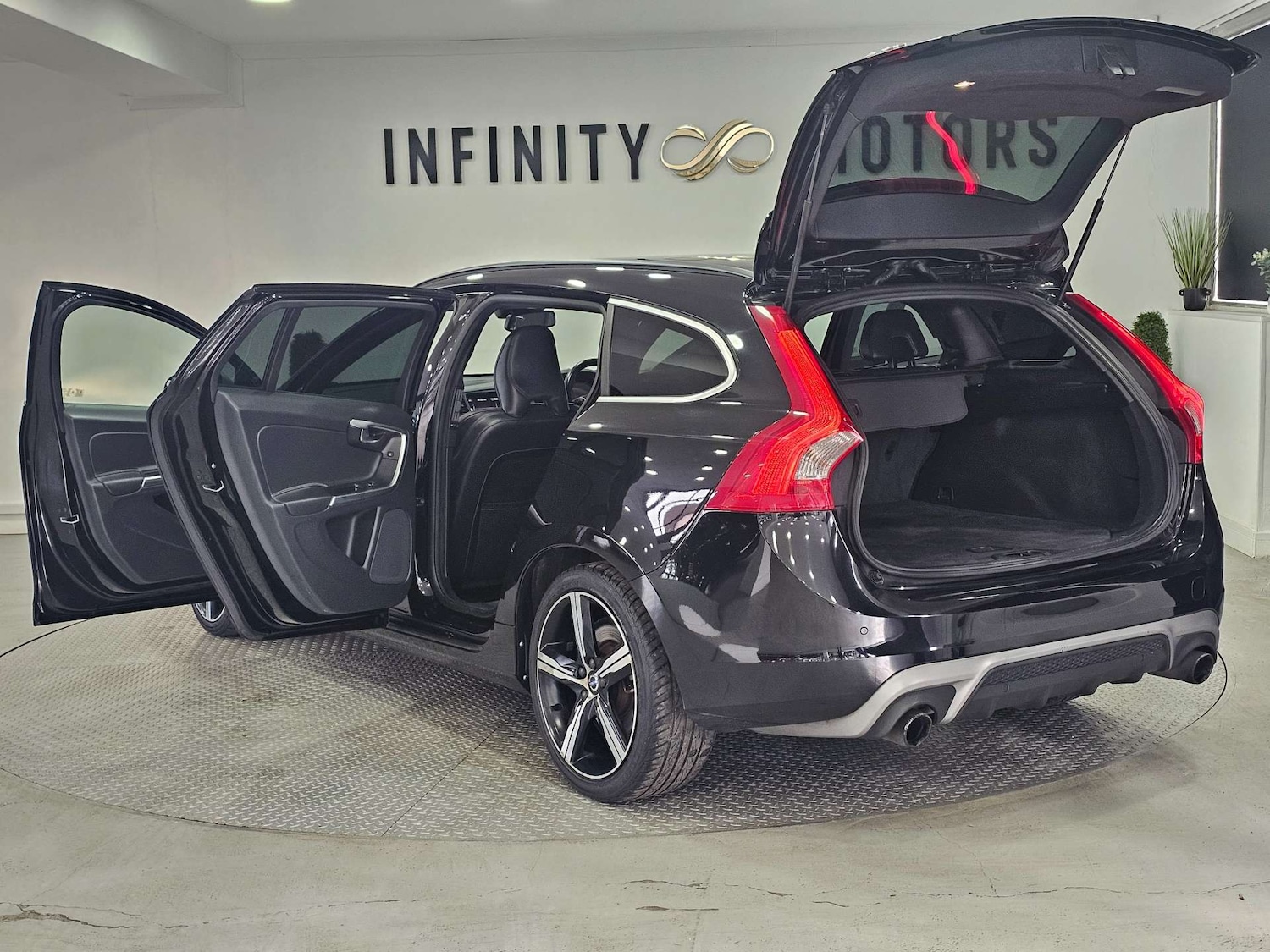 Used Volvo V60 2016 for sale - 77836346: Photo 81