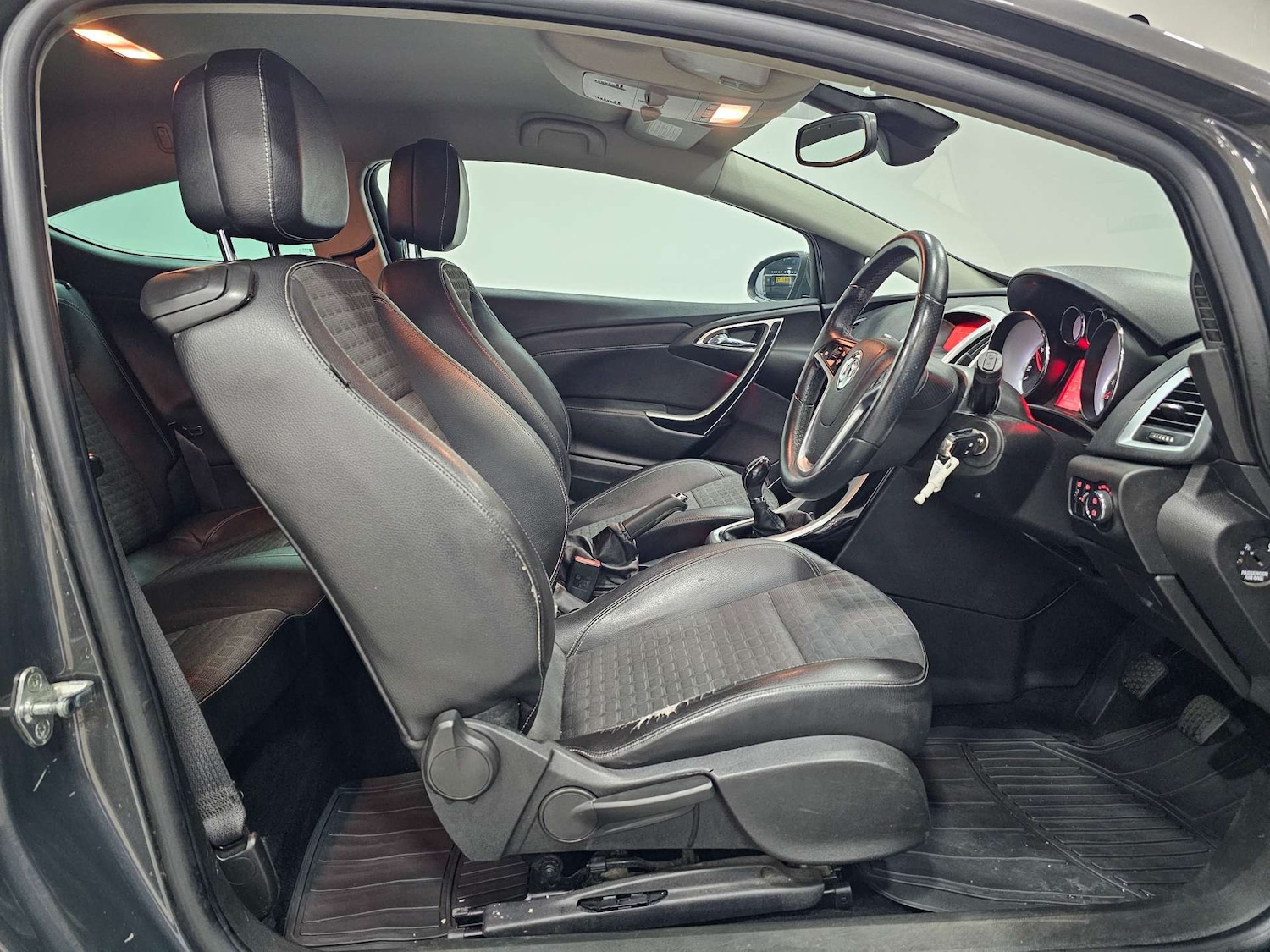 Used Vauxhall Astra GTC 2013 for sale - 77056469: Photo 2