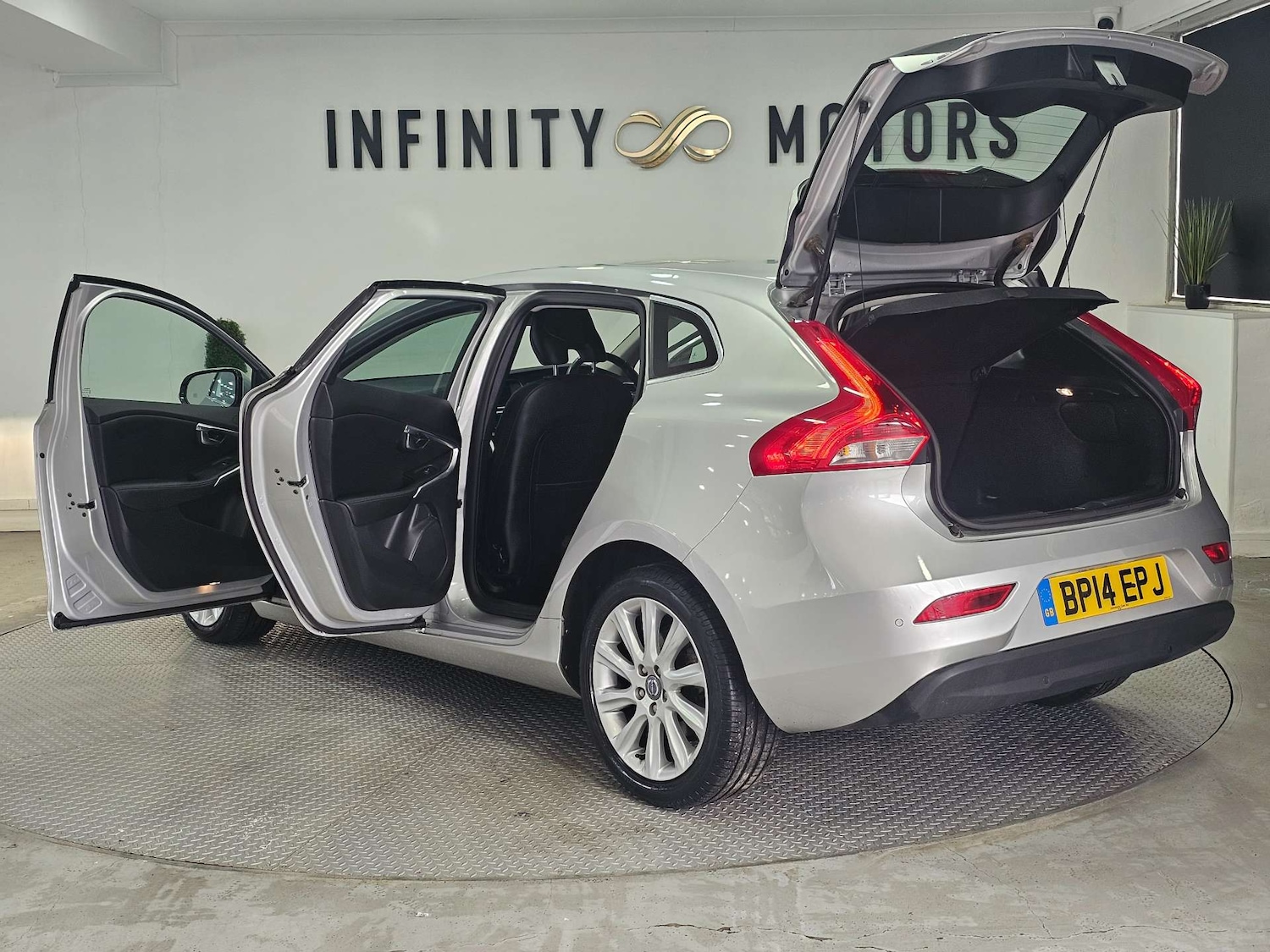 Used Volvo V40 2014 for sale - 77301681: Photo 32