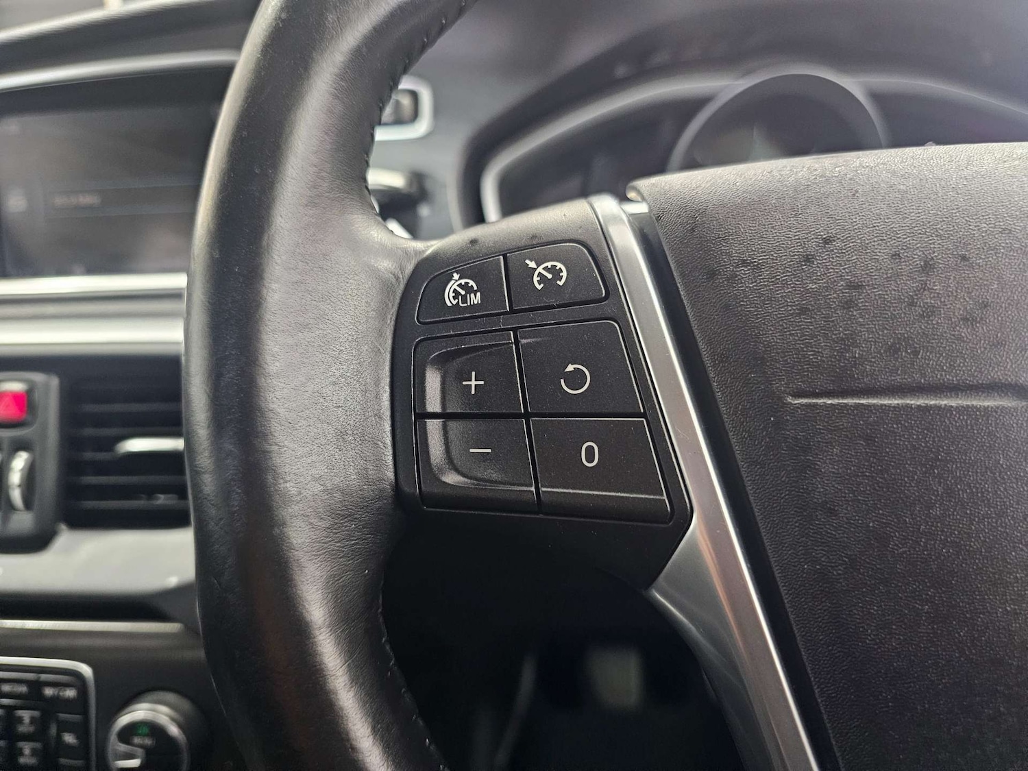 Used Volvo V40 2014 for sale - 77301681: Photo 40