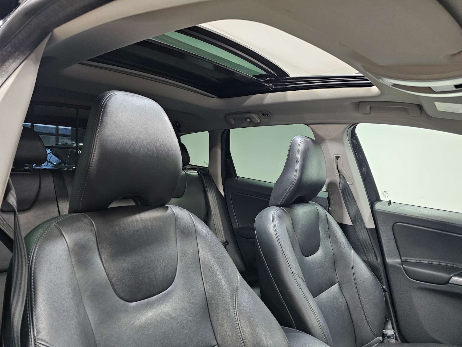 Used Volvo XC60 2015 for sale - 77271564: Photo 2