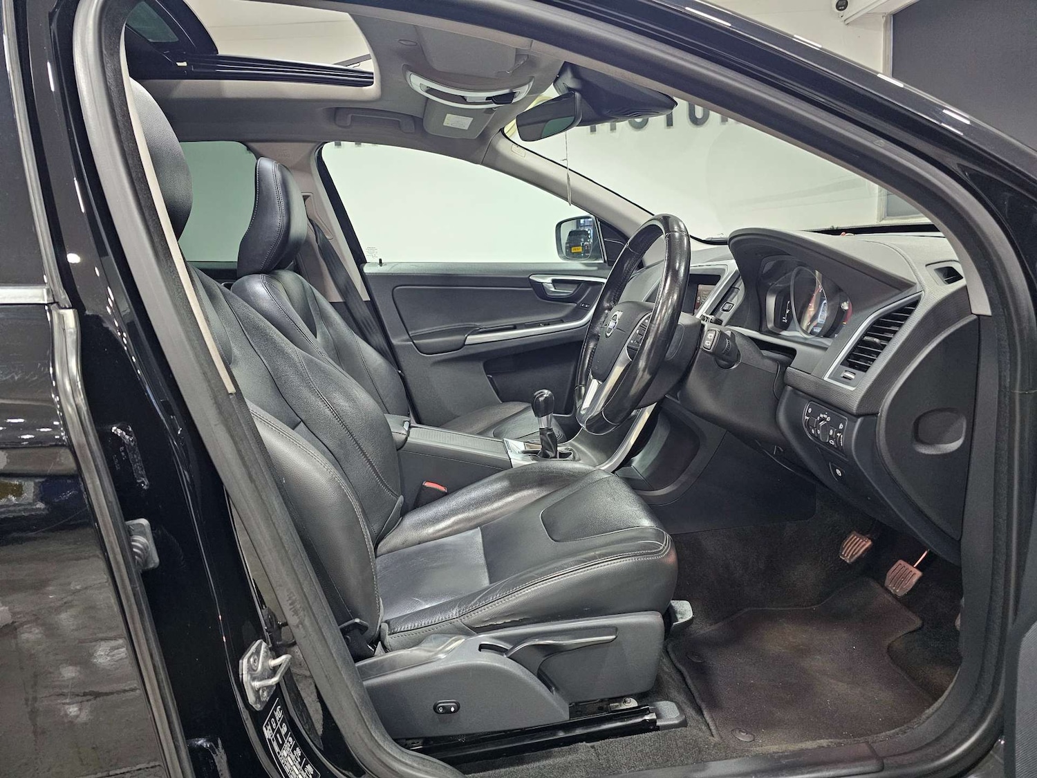 Used Volvo XC60 2015 for sale - 77271564: Photo 3