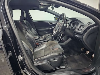 Used Volvo V40 2017 for sale - 76972391: Photo