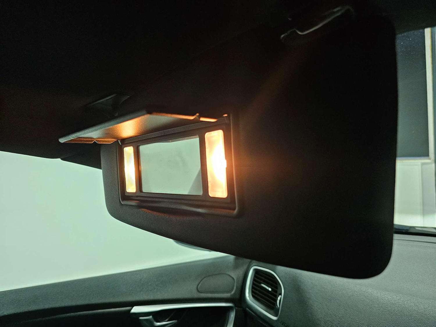 Used Volvo V40 2017 for sale - 76972391: Photo 63