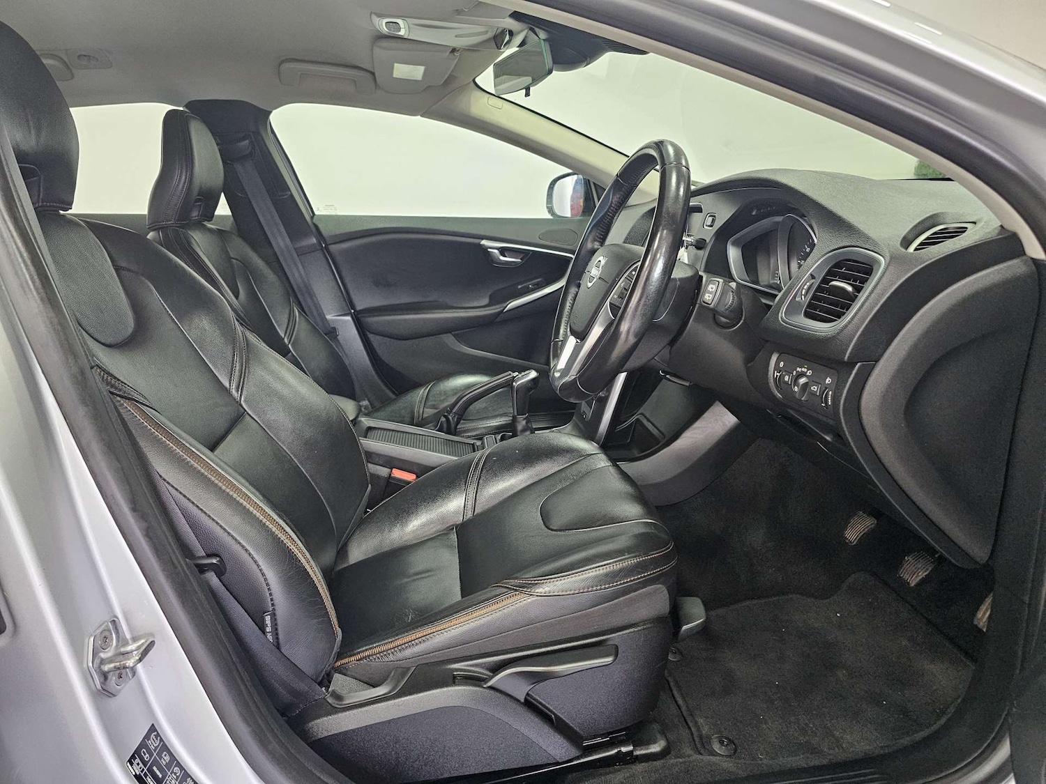 Used Volvo V40 2016 for sale - 77129050: Photo 2