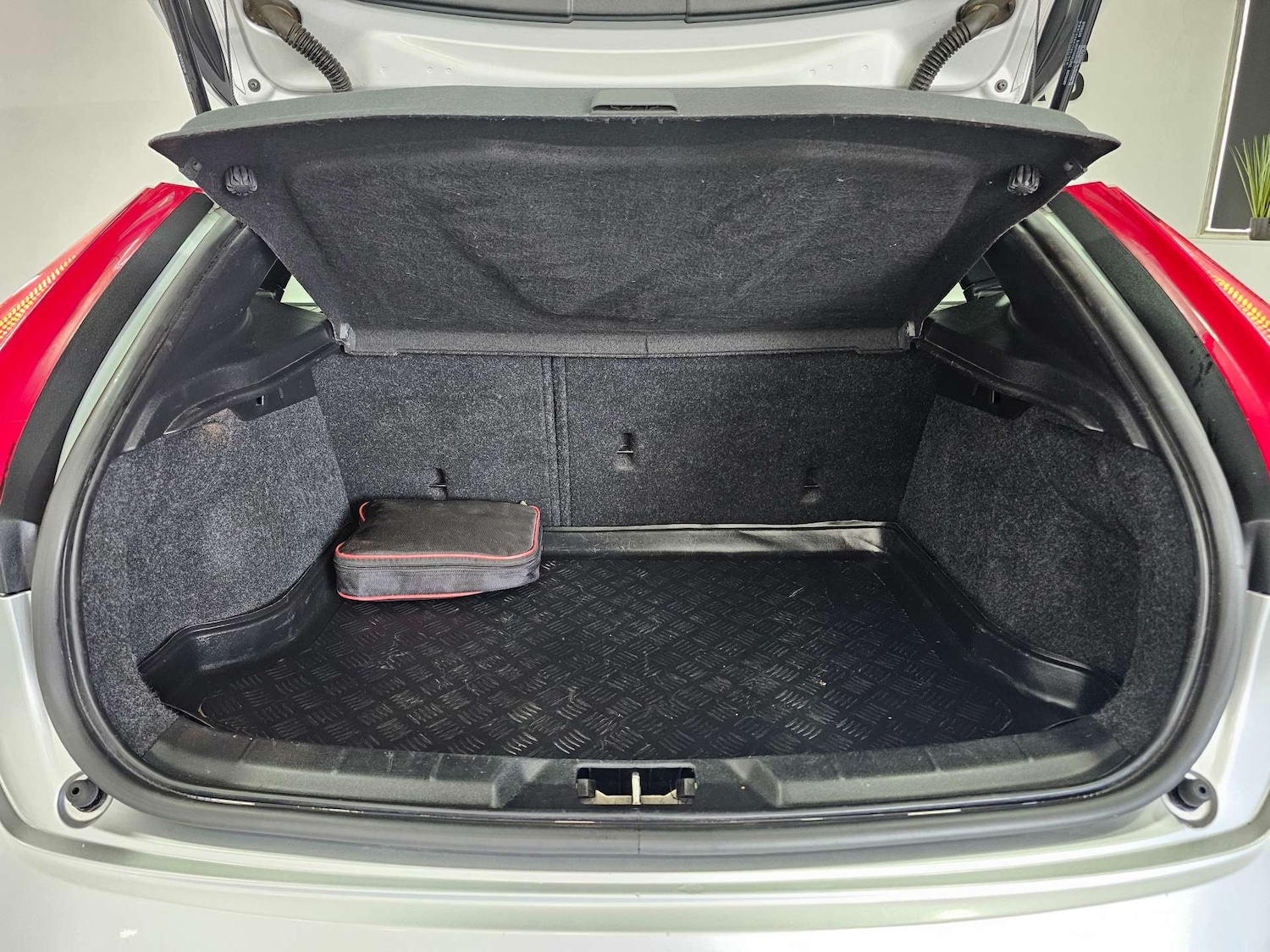 Used Volvo V40 2016 for sale - 77129050: Photo 49