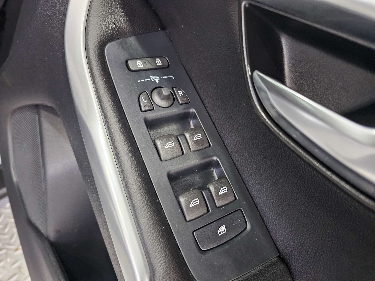 Used Volvo V40 2016 for sale - 77129050: Photo 53