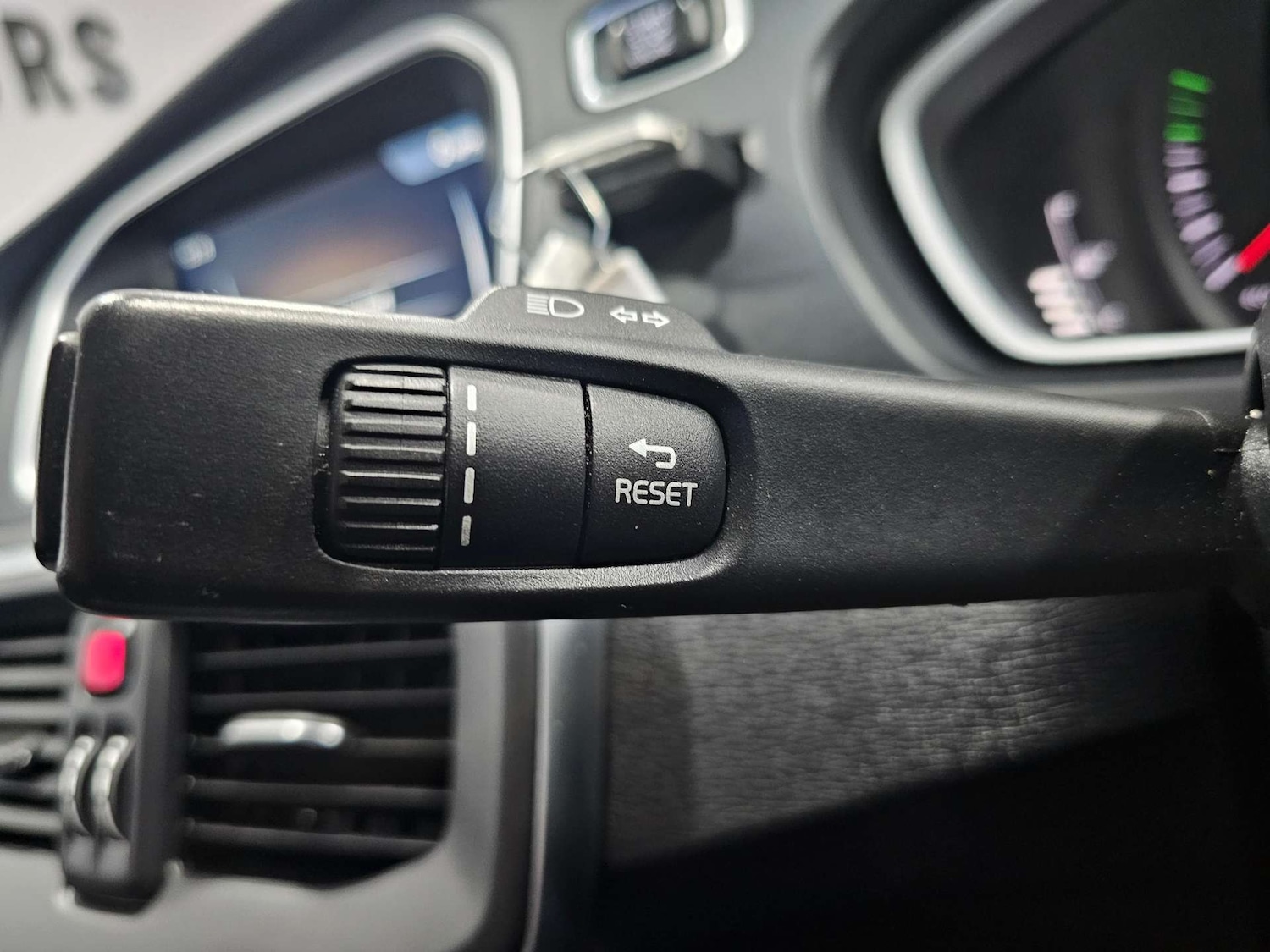 Used Volvo V40 2016 for sale - 77129050: Photo 59