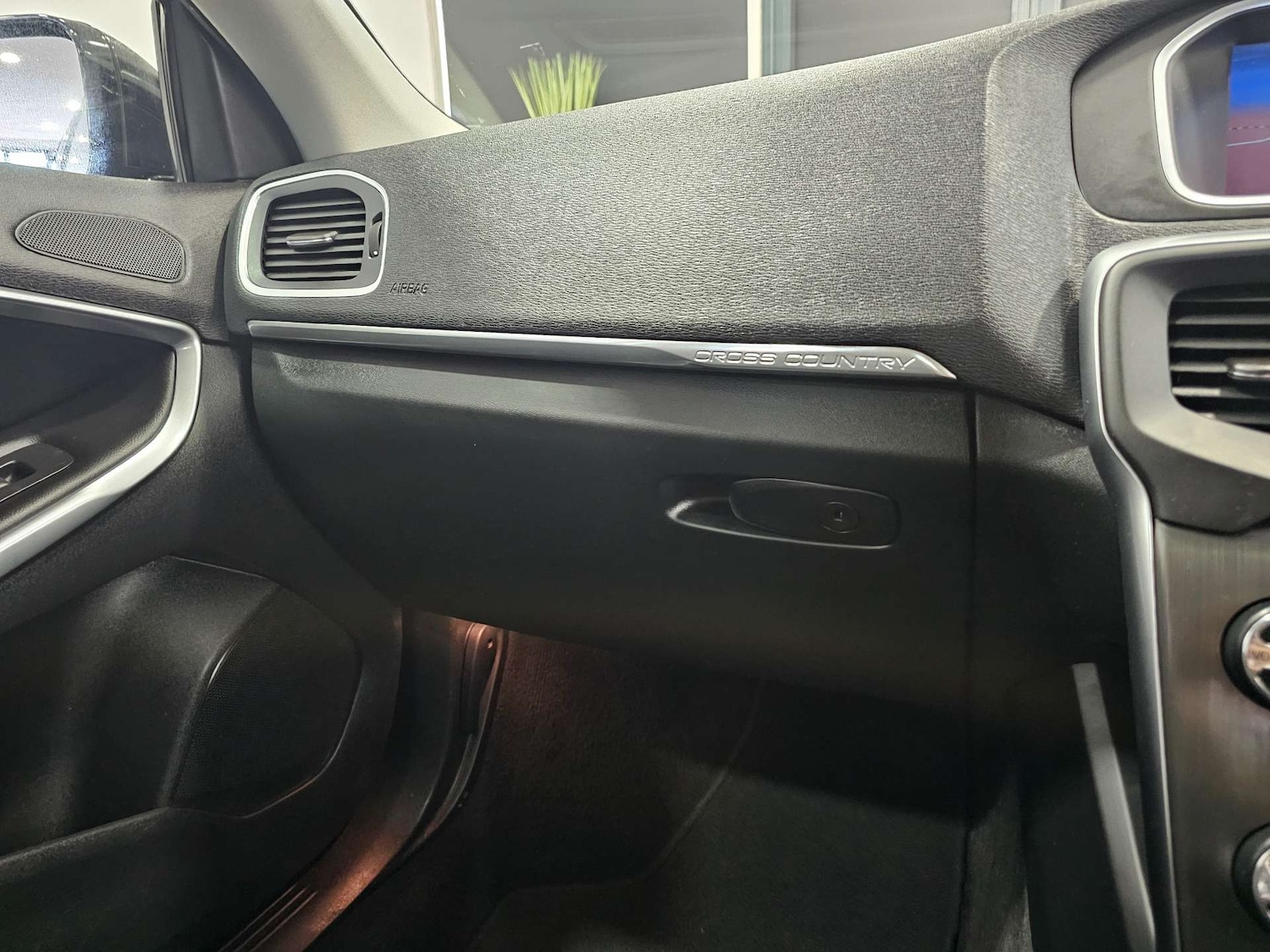 Used Volvo V40 2016 for sale - 77129050: Photo 72