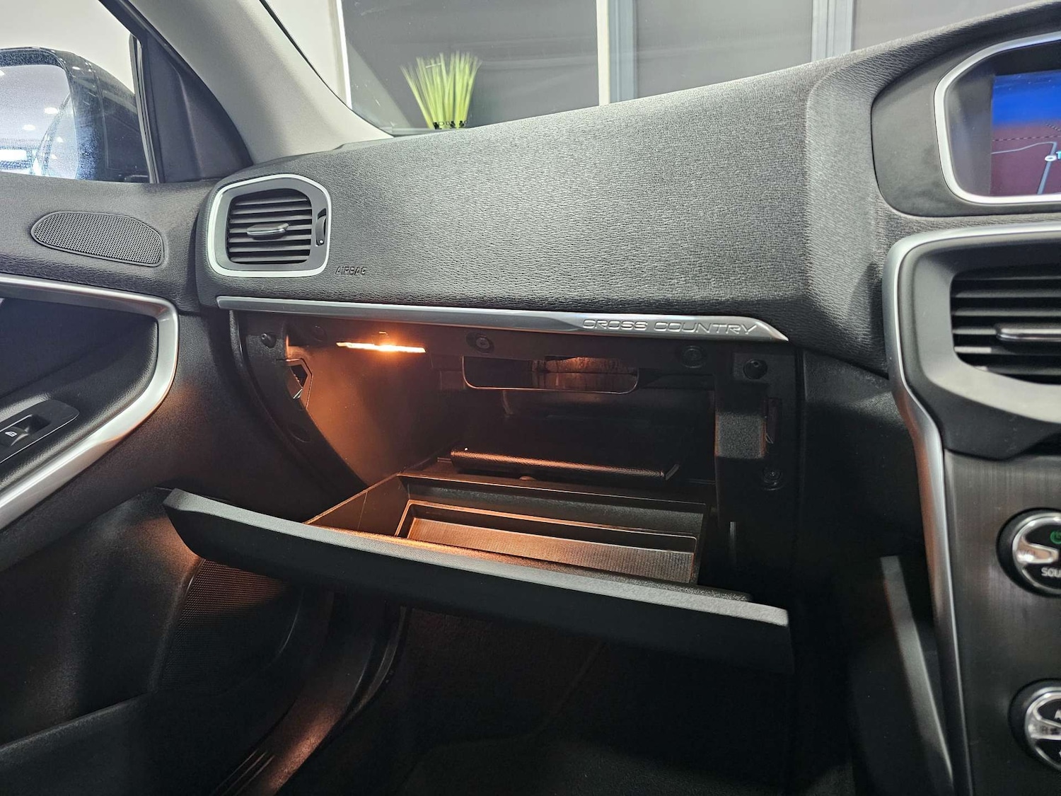 Used Volvo V40 2016 for sale - 77129050: Photo 73