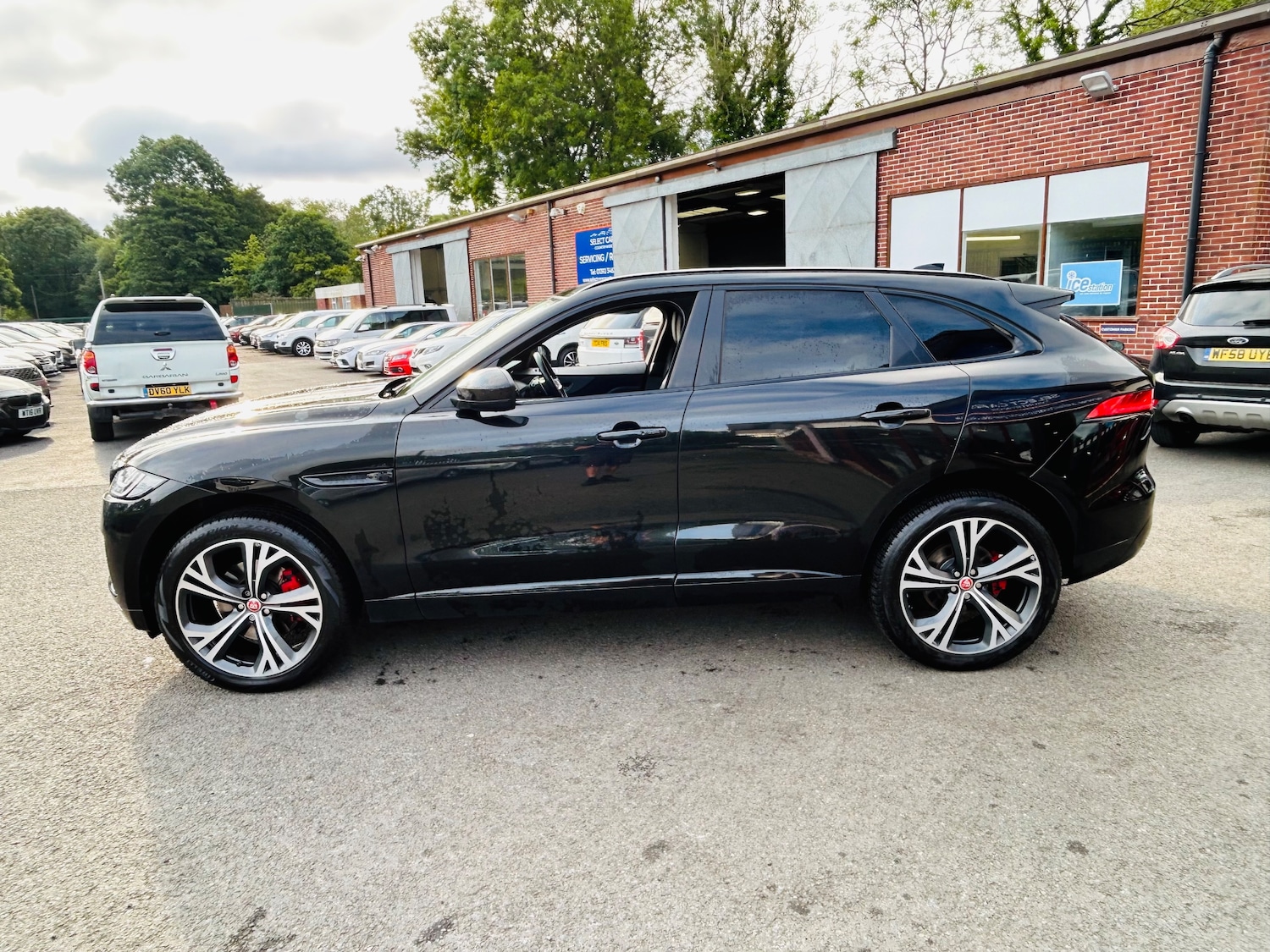 Used Jaguar F-Pace 2017 for sale - 76181952: Photo 4