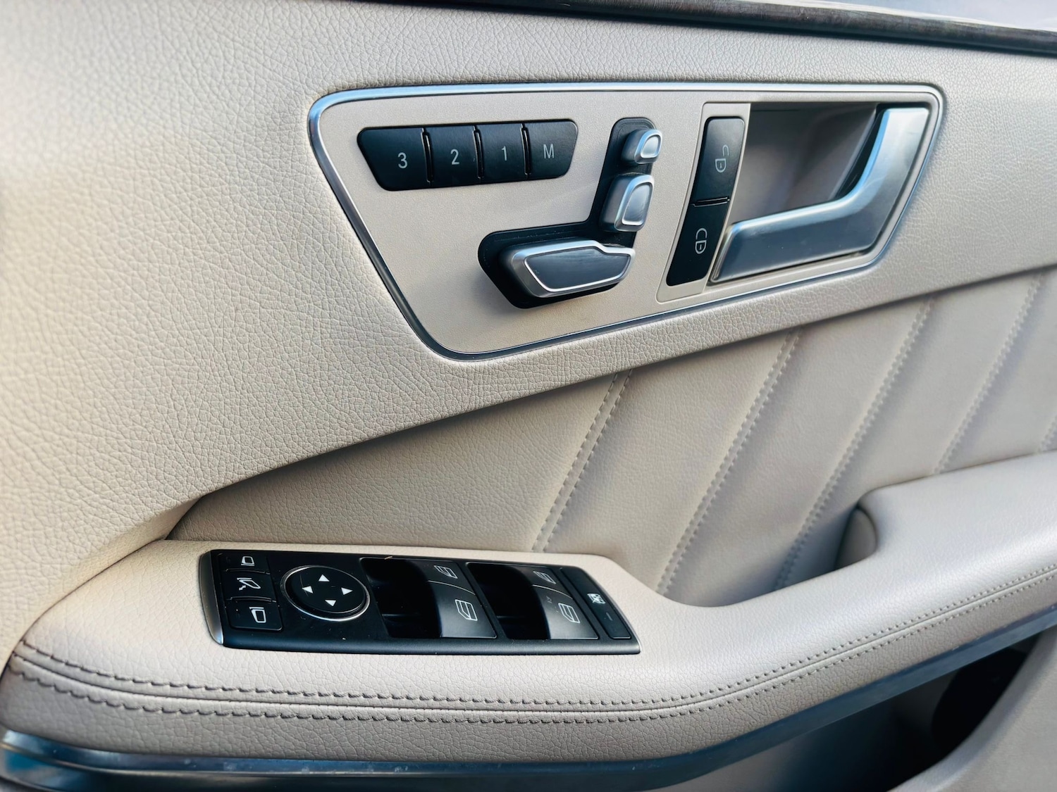 Used Mercedes-Benz E Class 2013 for sale - 76391936: Photo 24