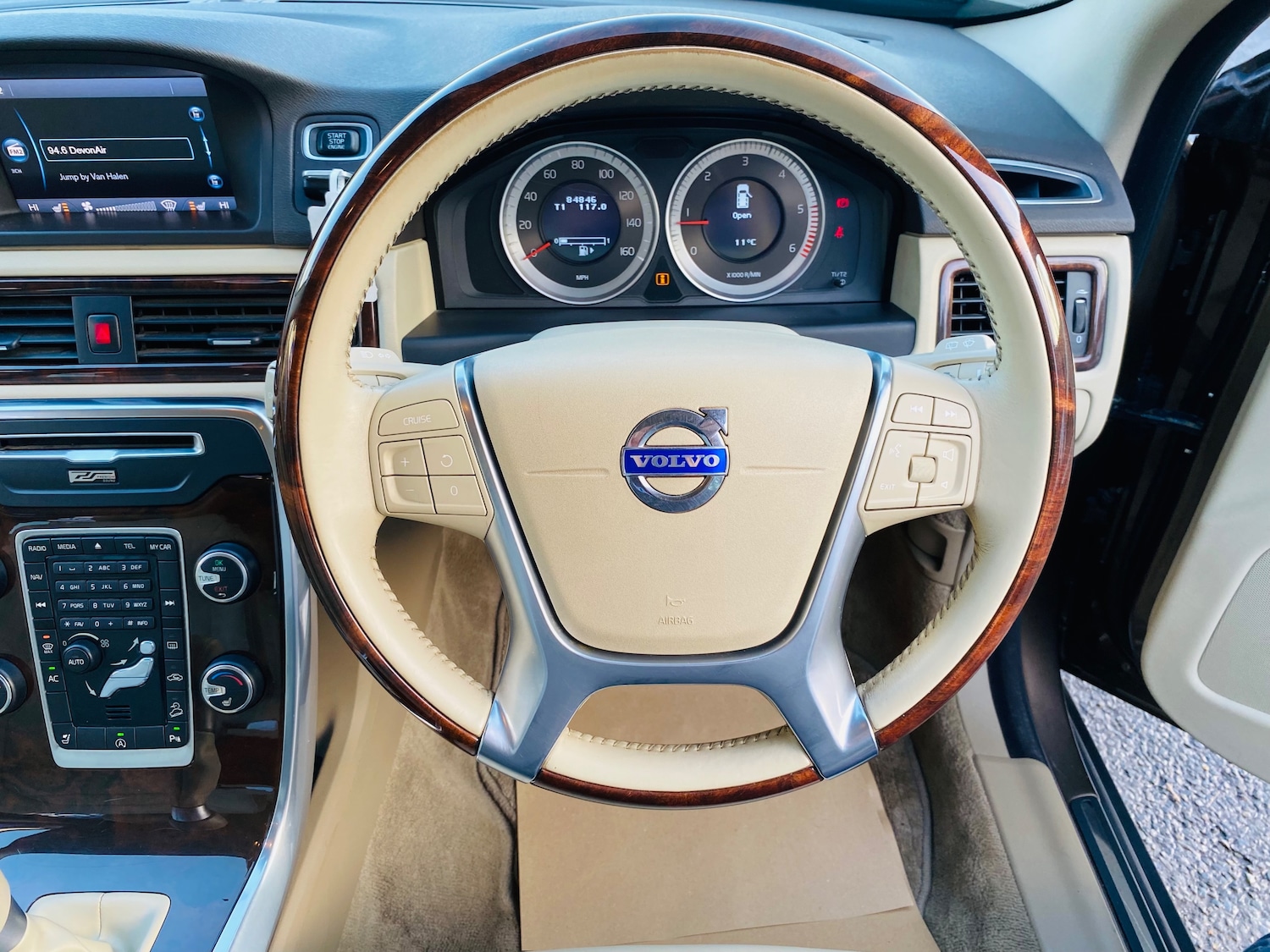 Used Volvo XC70 2012 for sale - 76892350: Photo 18