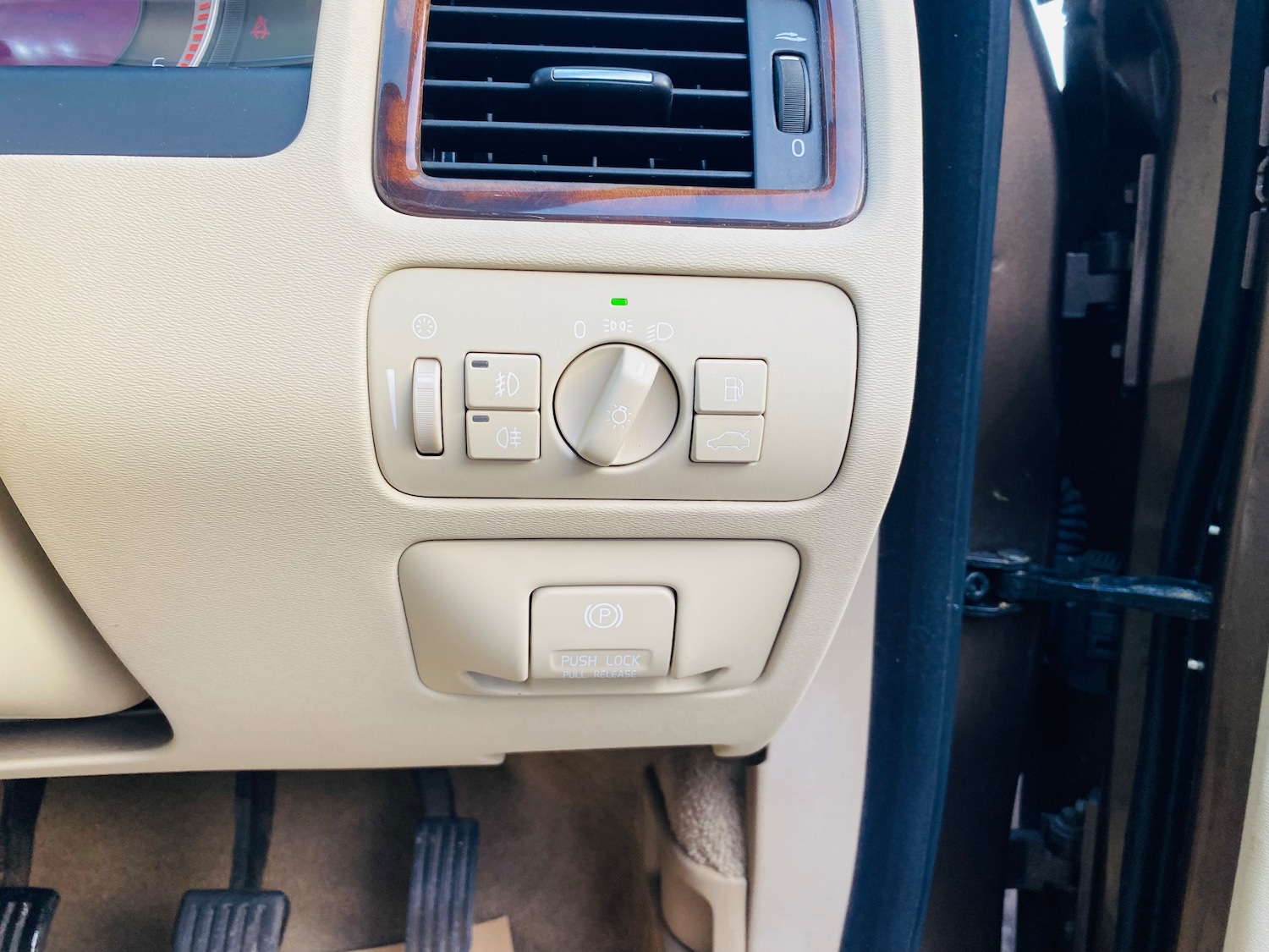 Used Volvo XC70 2012 for sale - 76892350: Photo 25