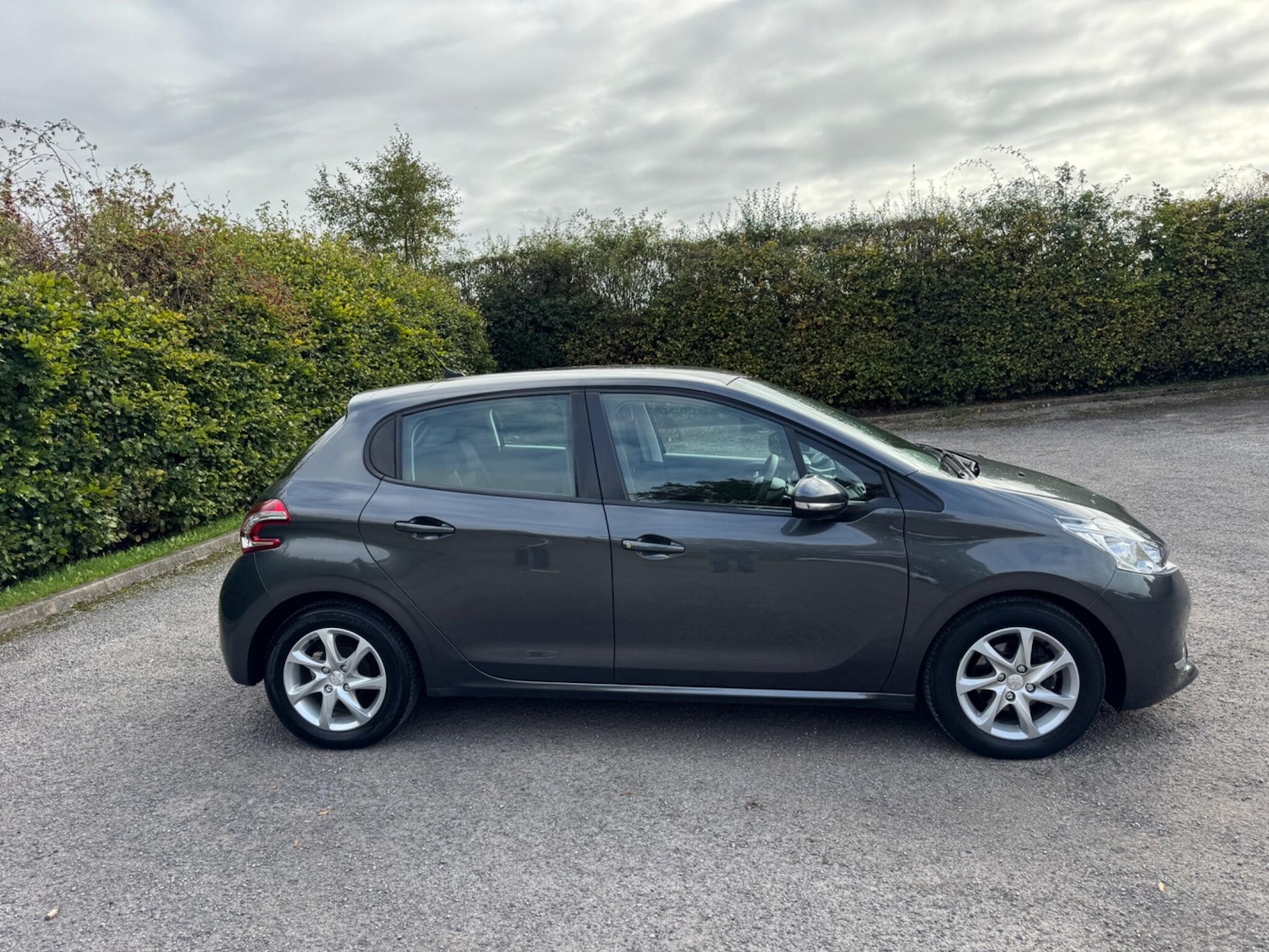 Used Peugeot 208 2015 for sale - 76175070: Photo 2