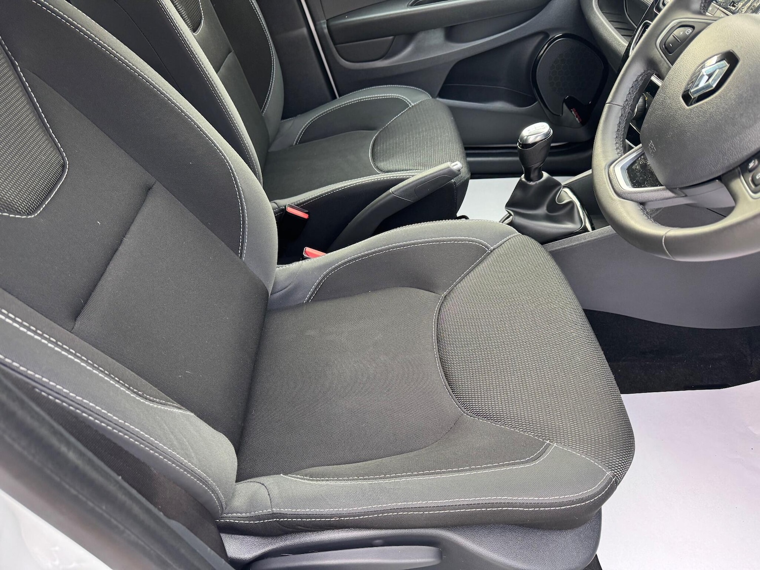 Used Renault Clio 2018 for sale - 76360129: Photo 17
