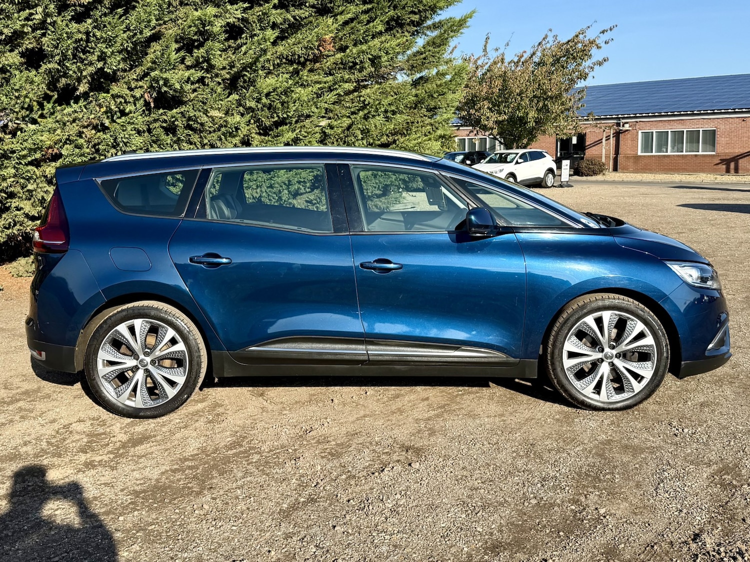 Used Renault Grand Scenic 2017 for sale - 76281402: Photo 2