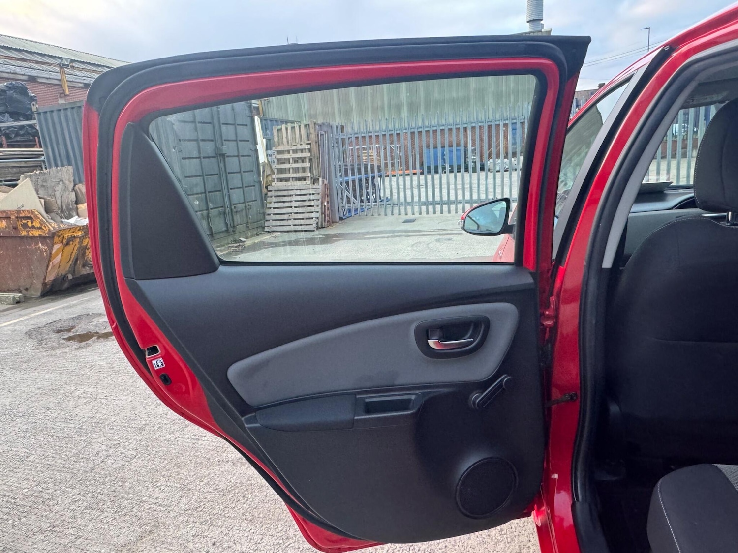 Used Toyota Yaris 2017 for sale - 77074670: Photo 16