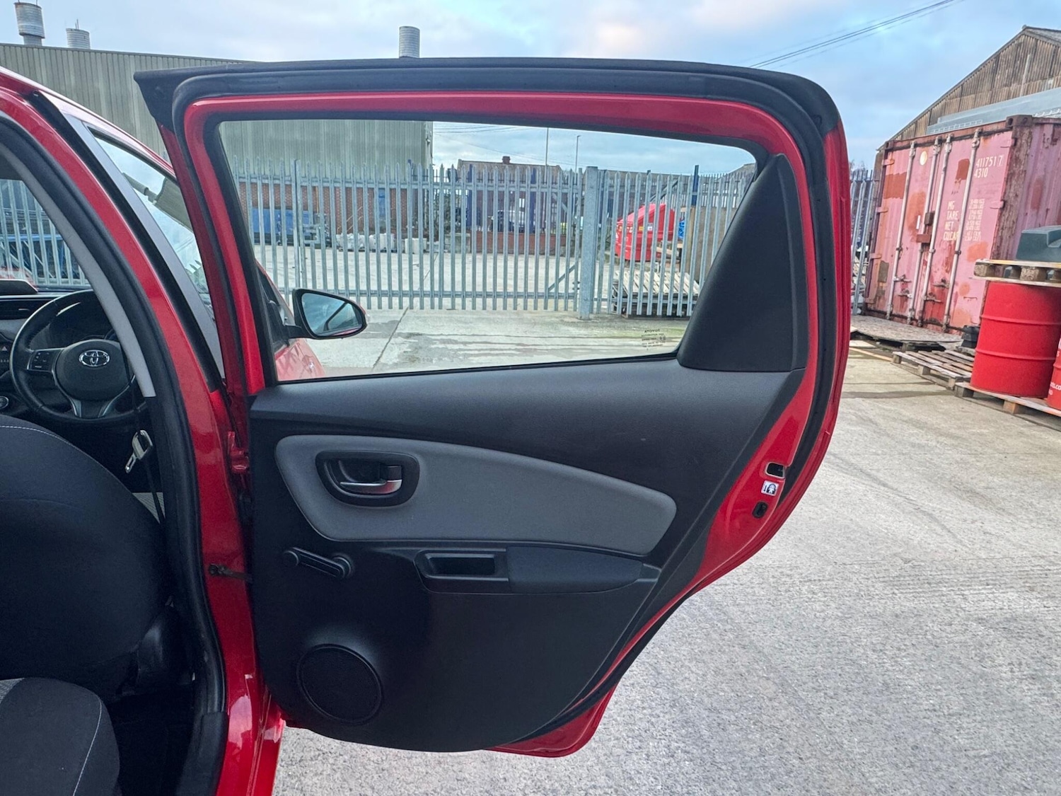 Used Toyota Yaris 2017 for sale - 77074670: Photo 19