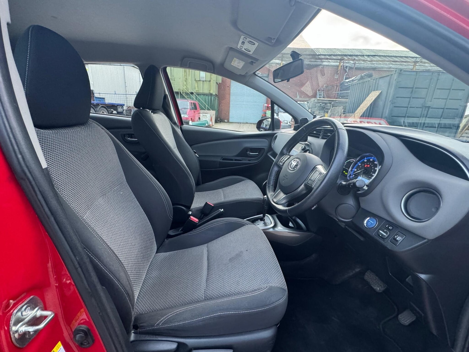 Used Toyota Yaris 2017 for sale - 77074670: Photo 38