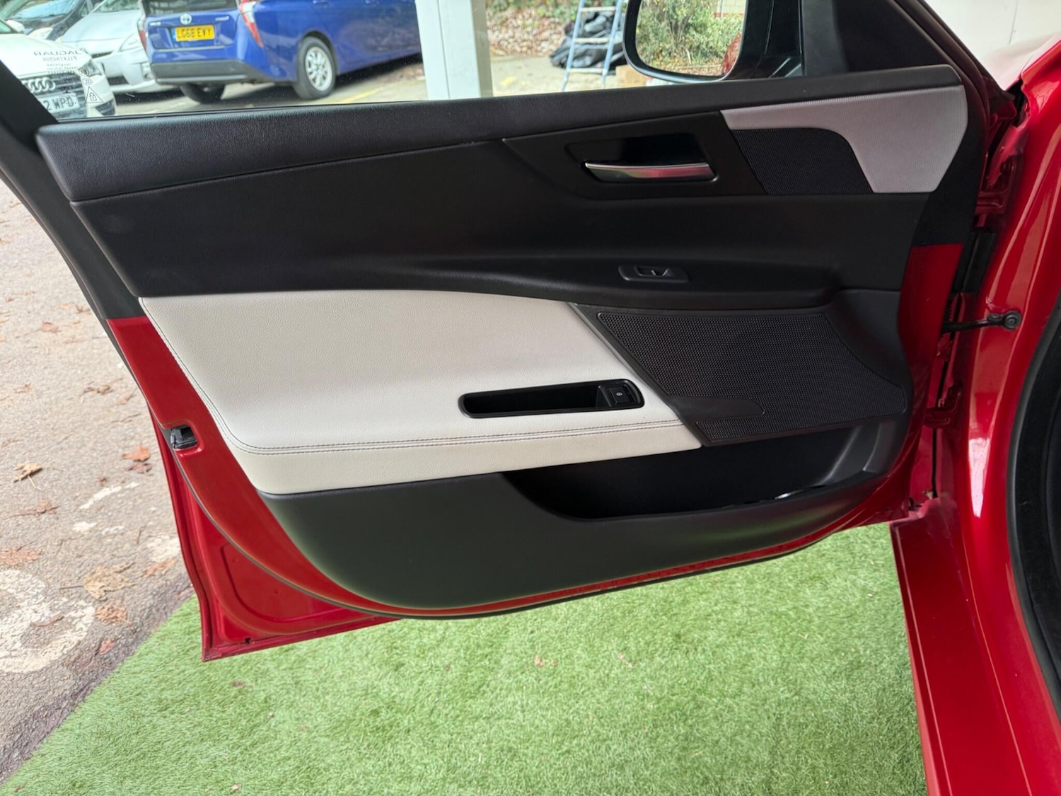 Used Jaguar XE 2016 for sale - 76688885: Photo 27