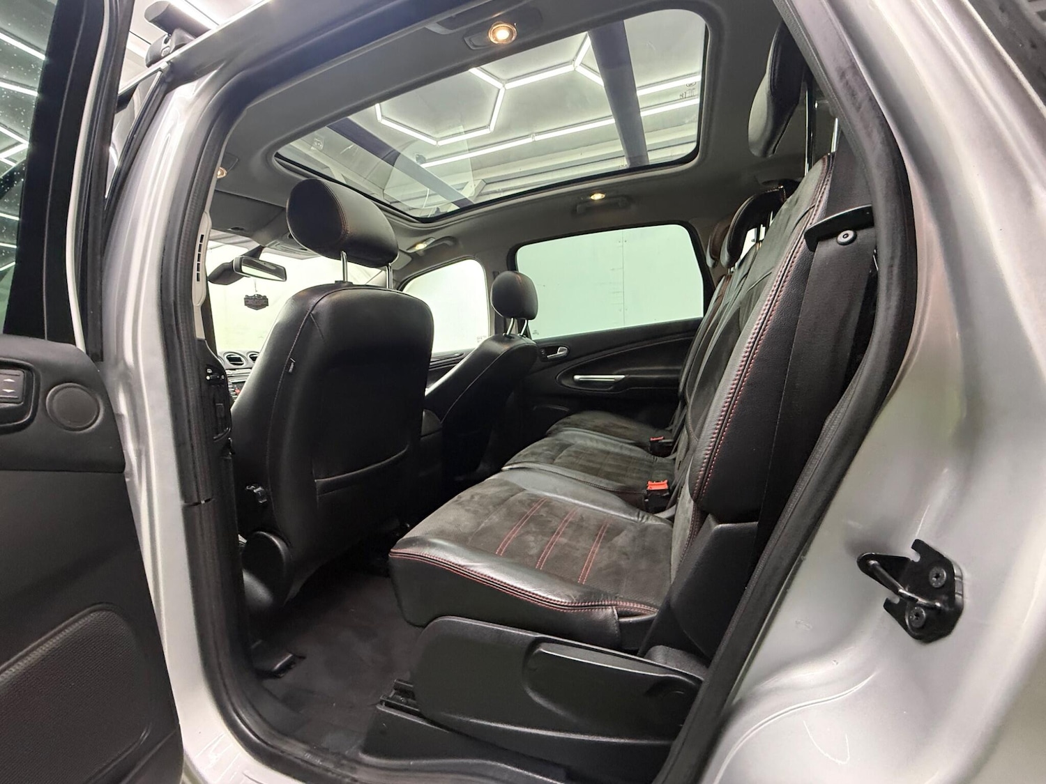 Used Ford S-Max 2011 for sale - 77538570: Photo 24