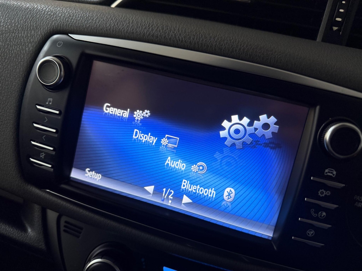 Used Toyota Yaris 2017 for sale - 76976495: Photo 46