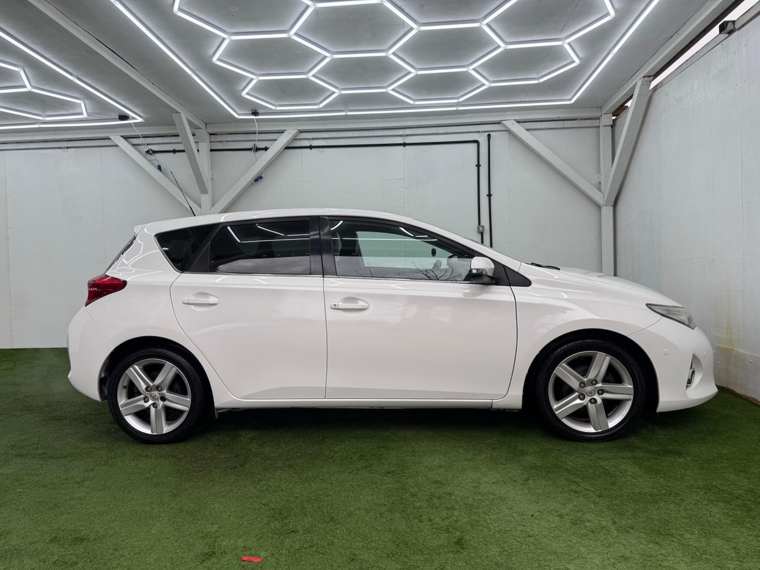 Used Toyota Auris 2013 for sale - 77344384: Photo 2