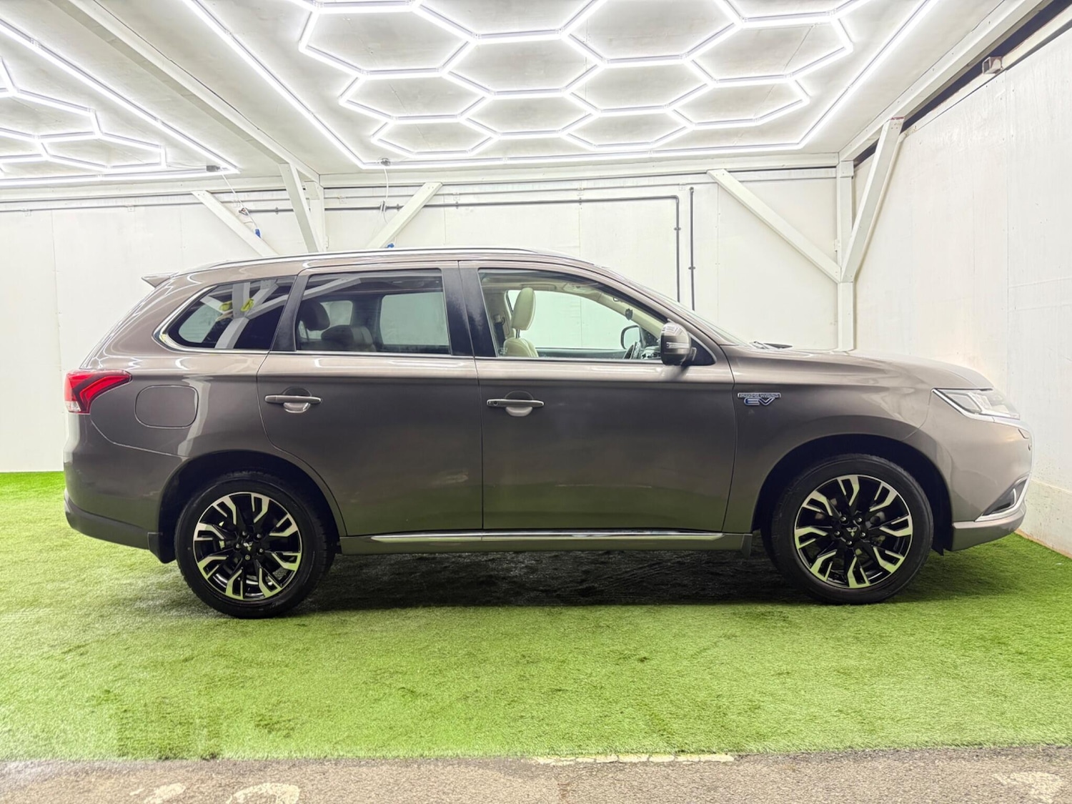 Used Mitsubishi Outlander 2016 for sale - 77400837: Photo 2