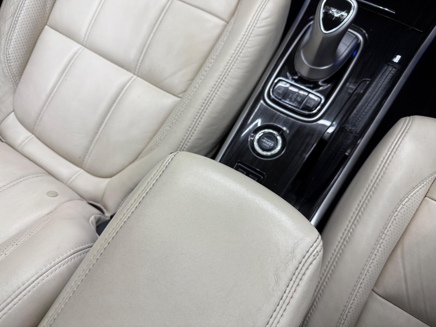 Used Mitsubishi Outlander 2016 for sale - 77400837: Photo 61