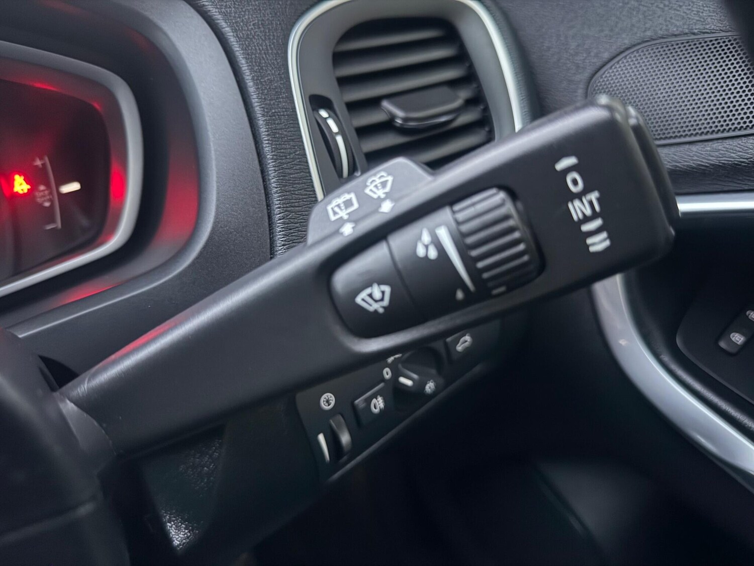 Used Volvo V40 2015 for sale - 76771740: Photo 37