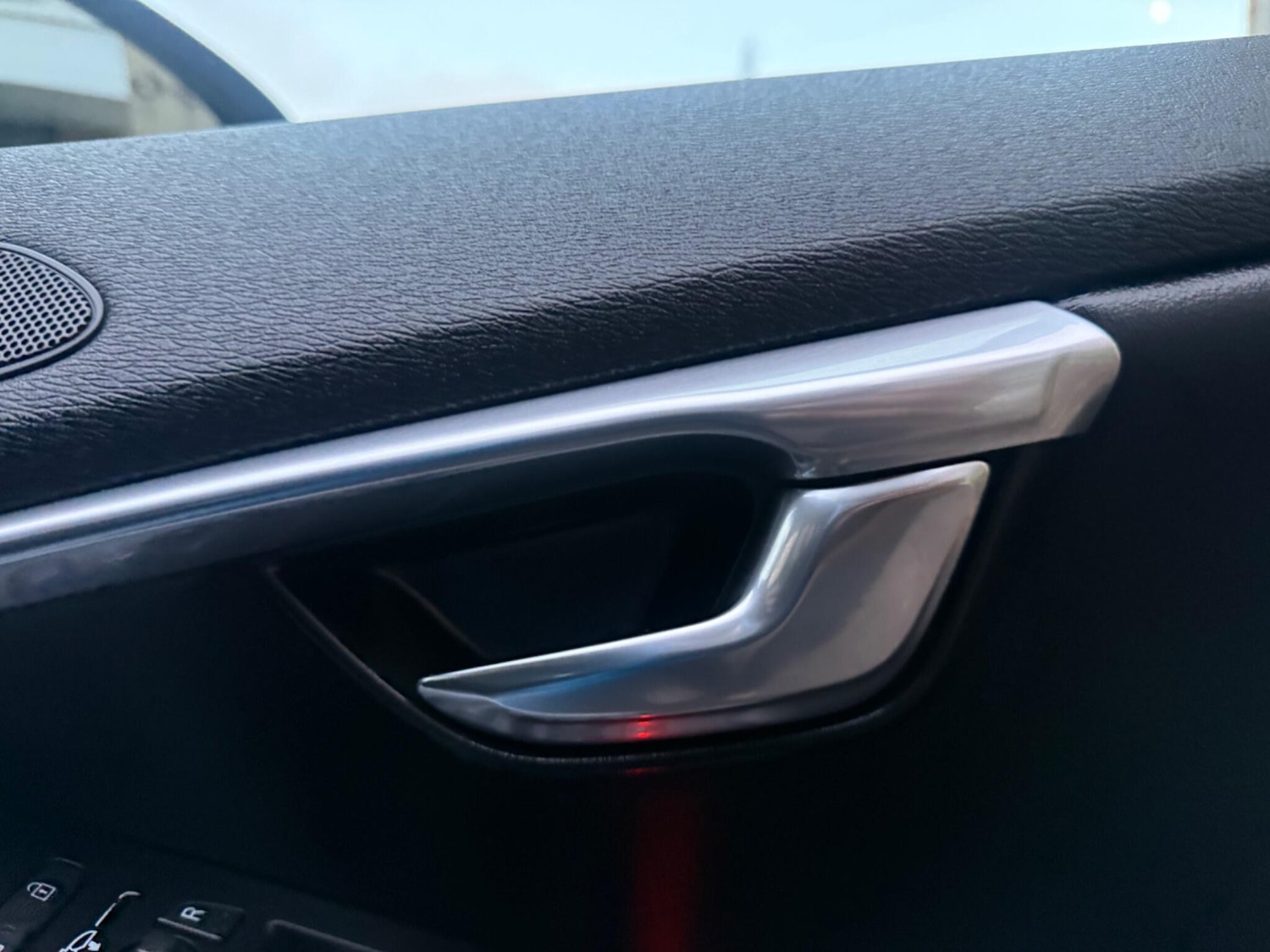 Used Volvo V40 2015 for sale - 76771740: Photo 41