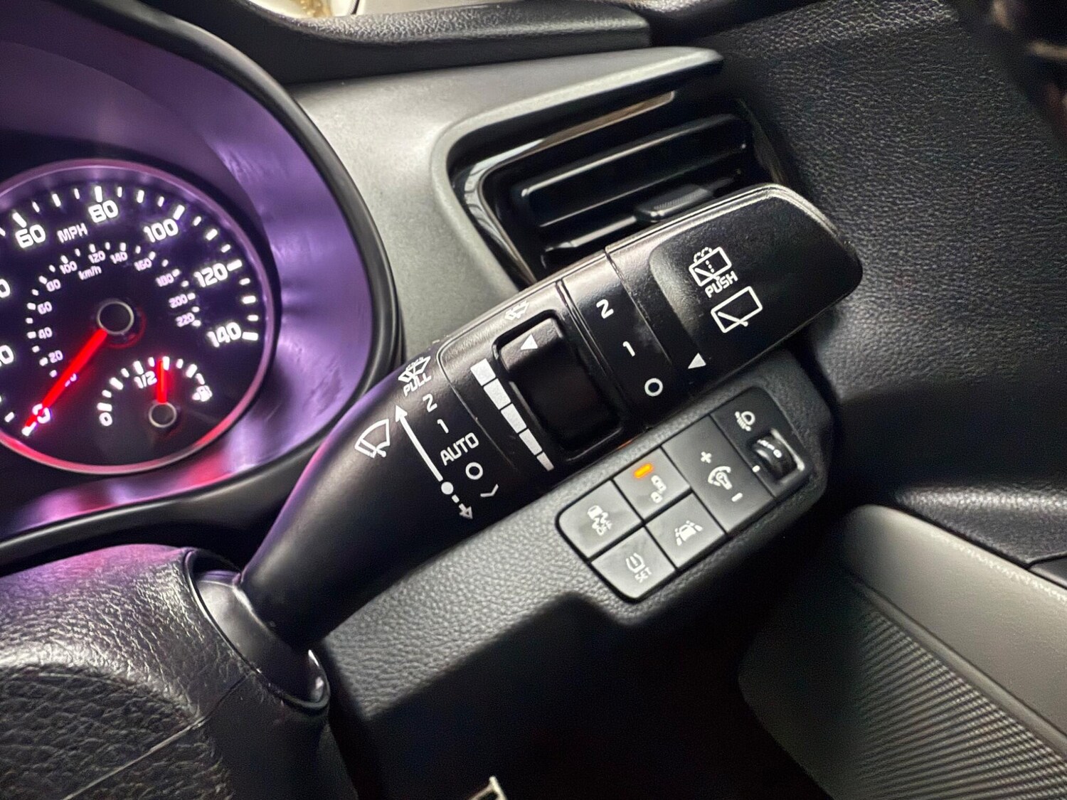 Used Kia Stonic 2017 for sale - 76596953: Photo 37