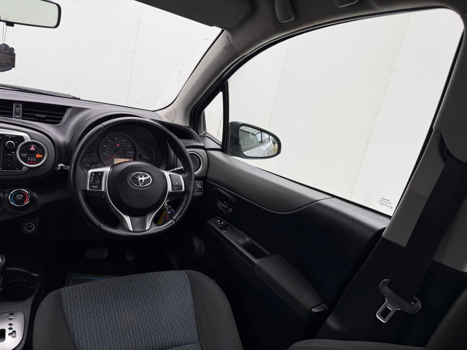 Used Toyota Yaris 2012 for sale - 76398321: Photo 39