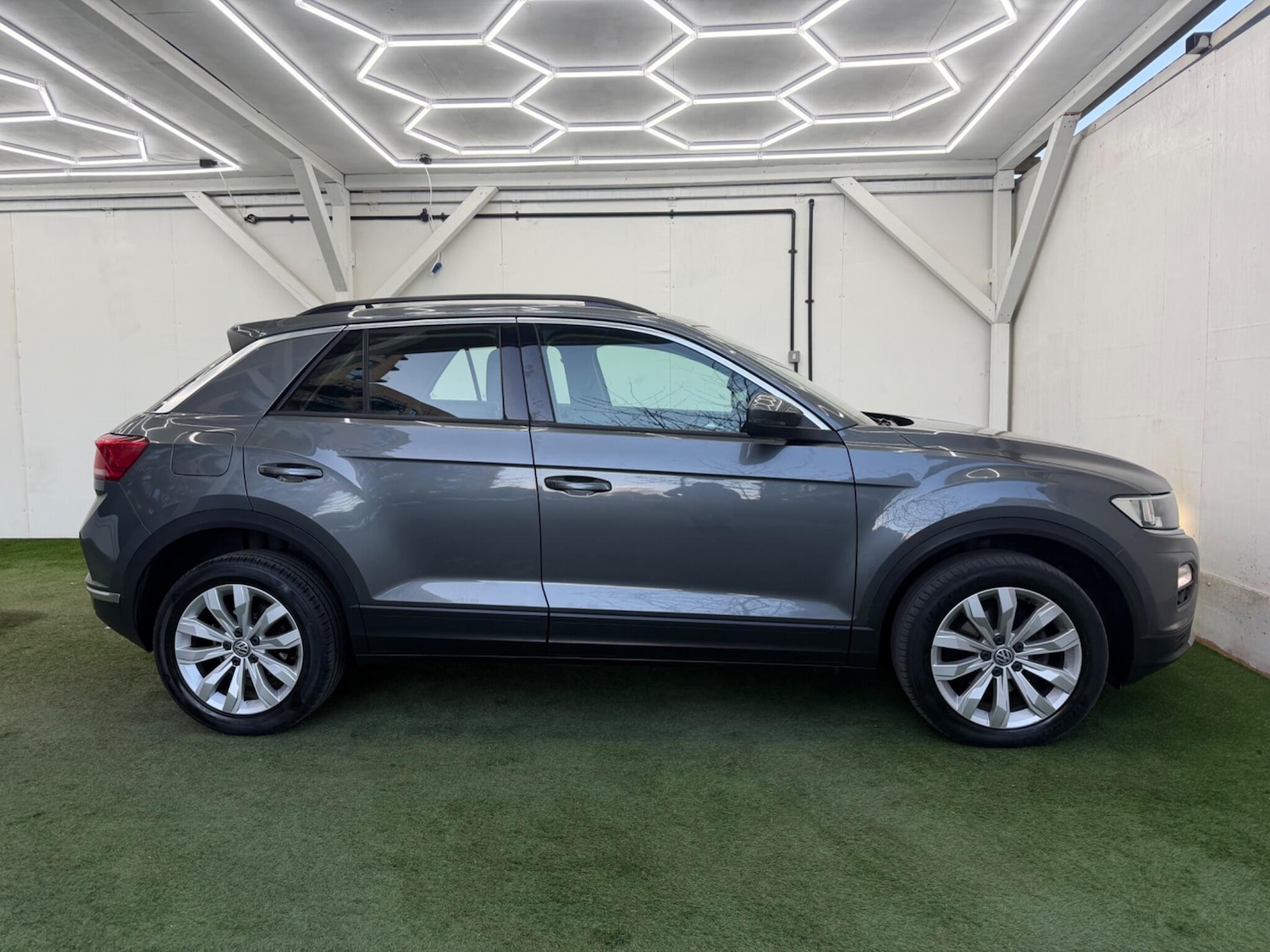 Used Volkswagen T-Roc 2018 for sale - 77892856: Photo 2