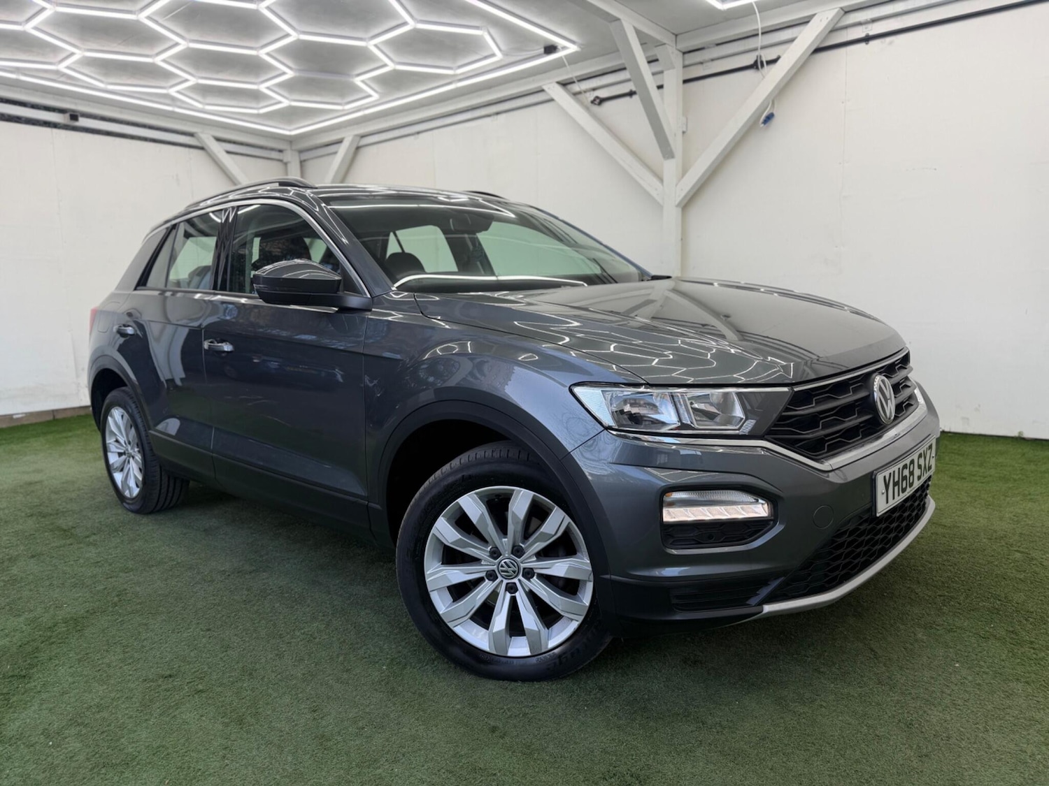 Used Volkswagen T-Roc 2018 for sale - 77892856: Photo 4