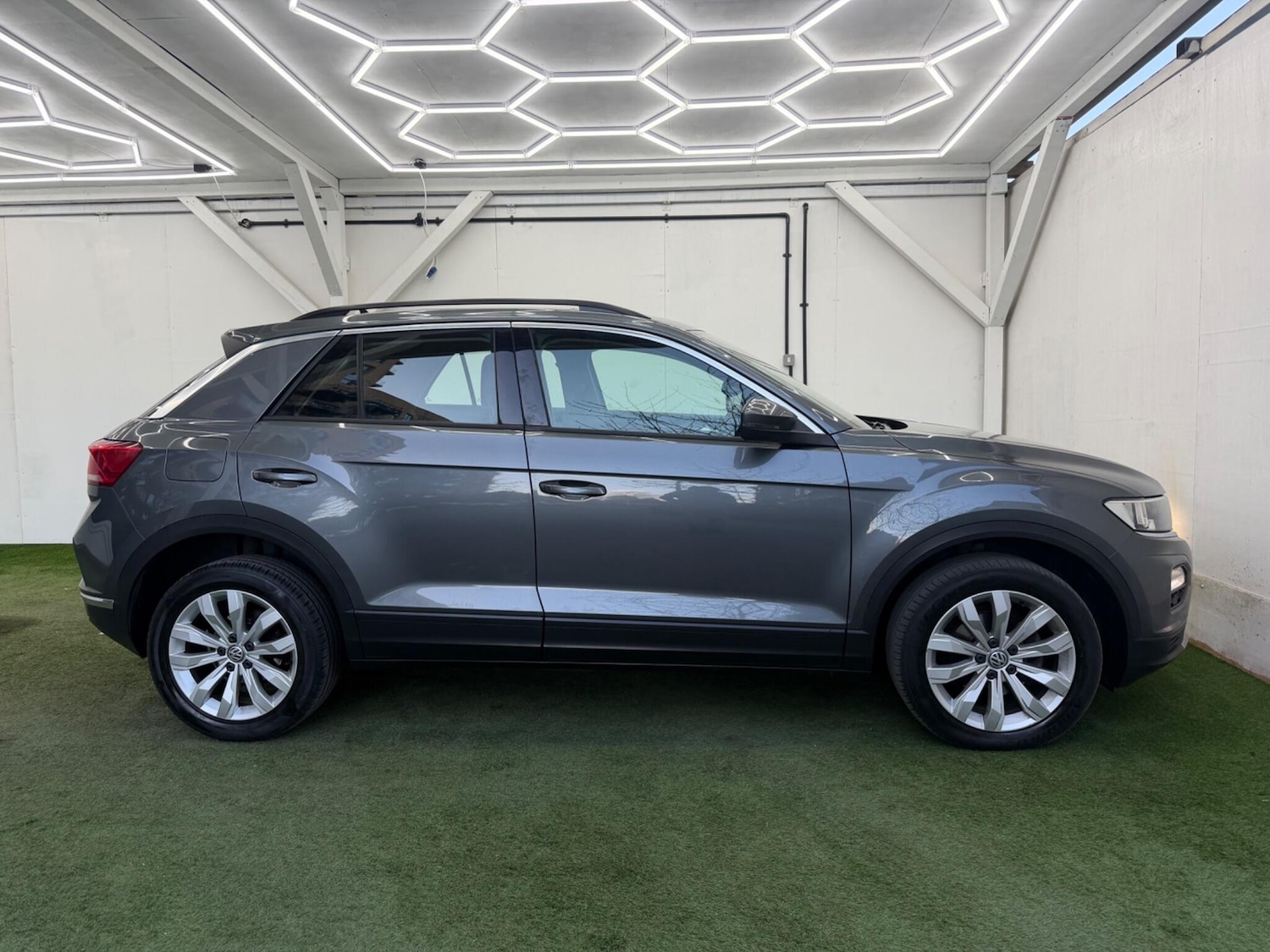 Used Volkswagen T-Roc 2018 for sale - 77892856: Photo 5