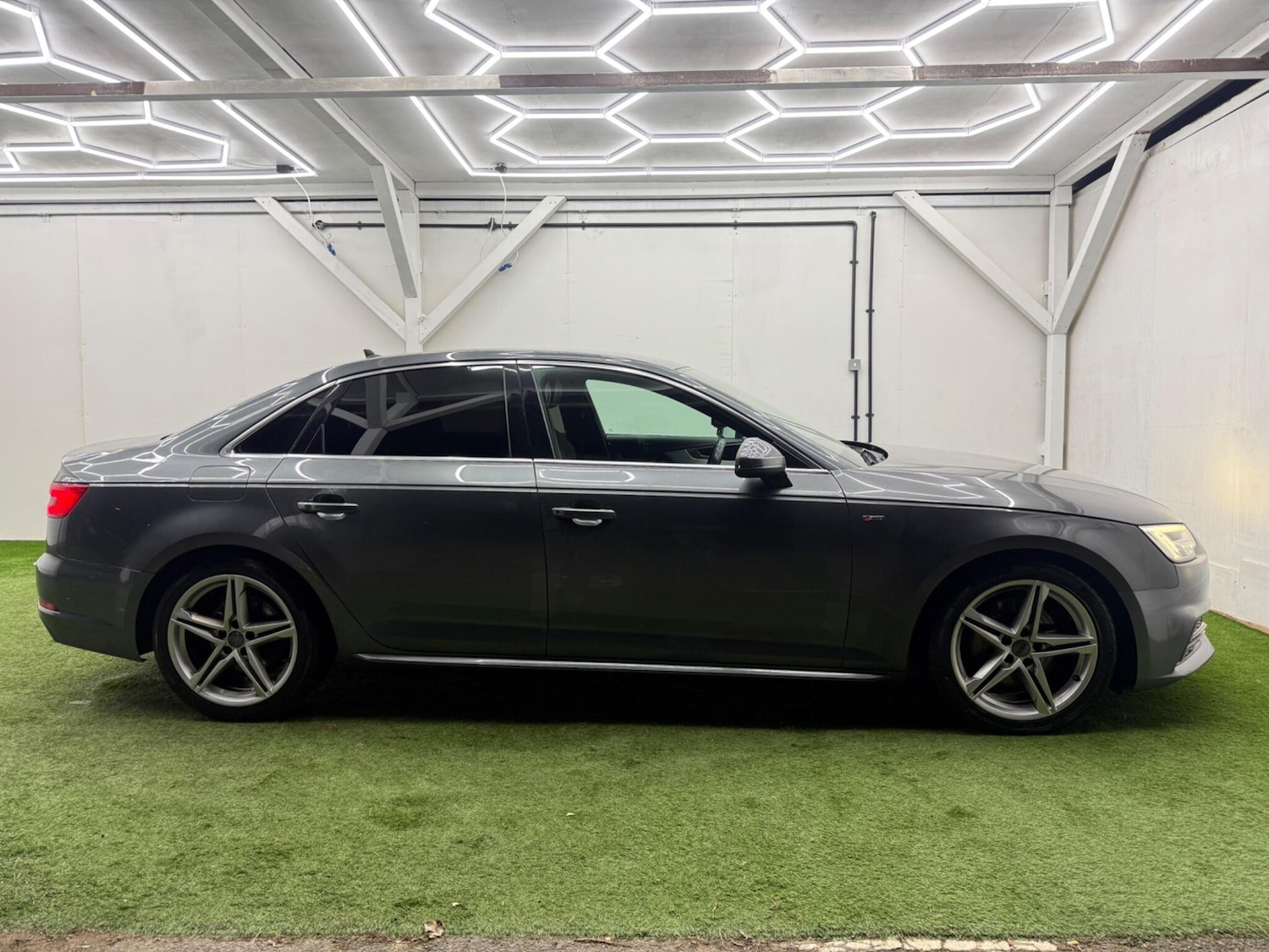 Used Audi A4 2017 for sale - 77120169: Photo 5