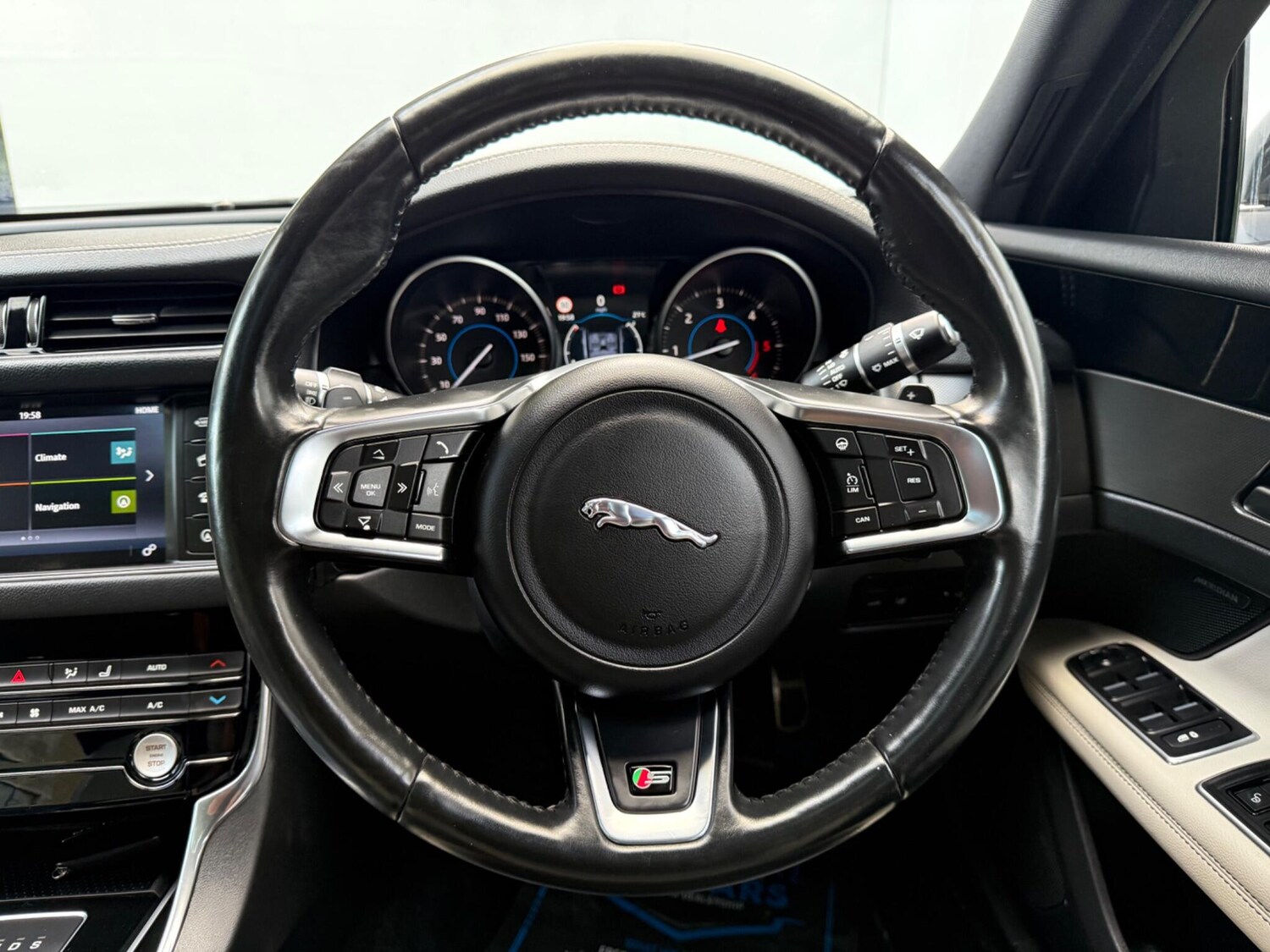 Used Jaguar XF 2016 for sale - 76175333: Photo 33