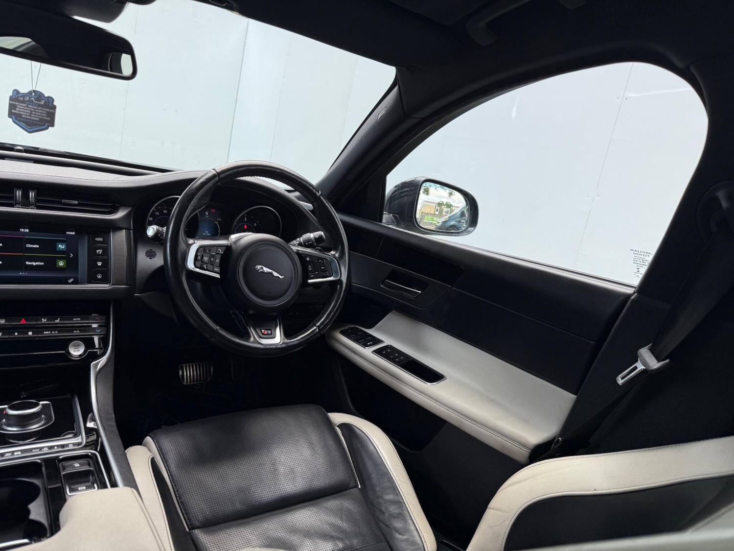 Used Jaguar XF 2016 for sale - 76175333: Photo 40