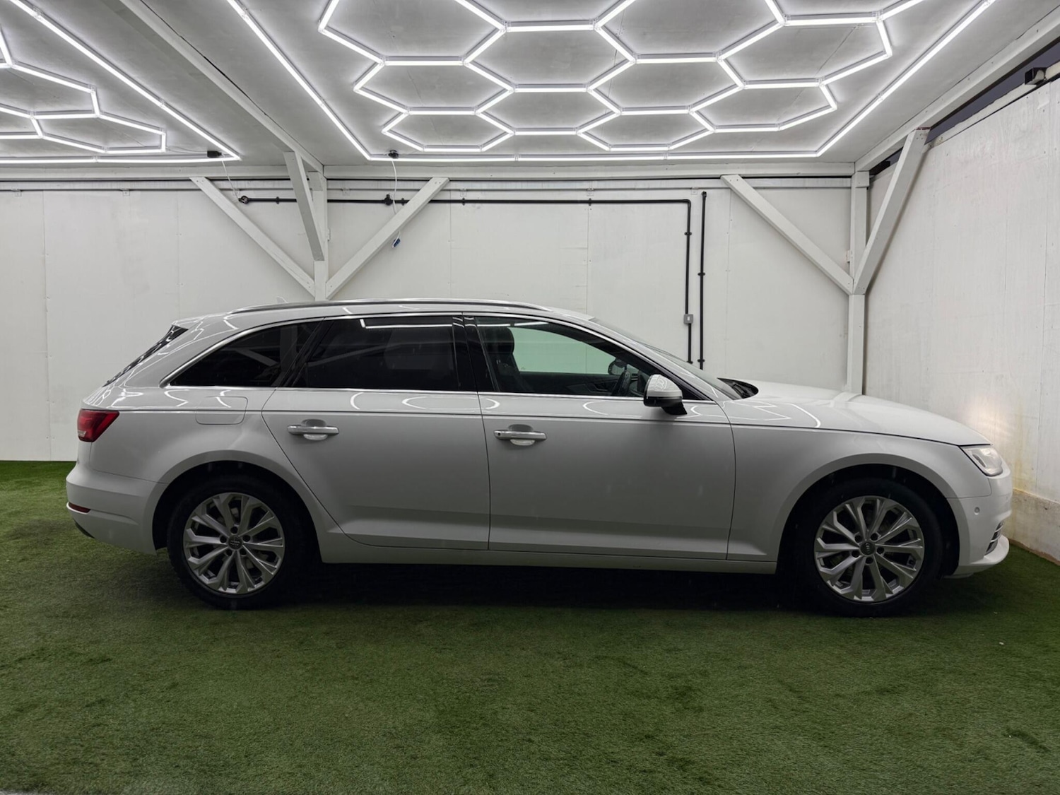 Used Audi A4 2017 for sale - 77783324: Photo 2